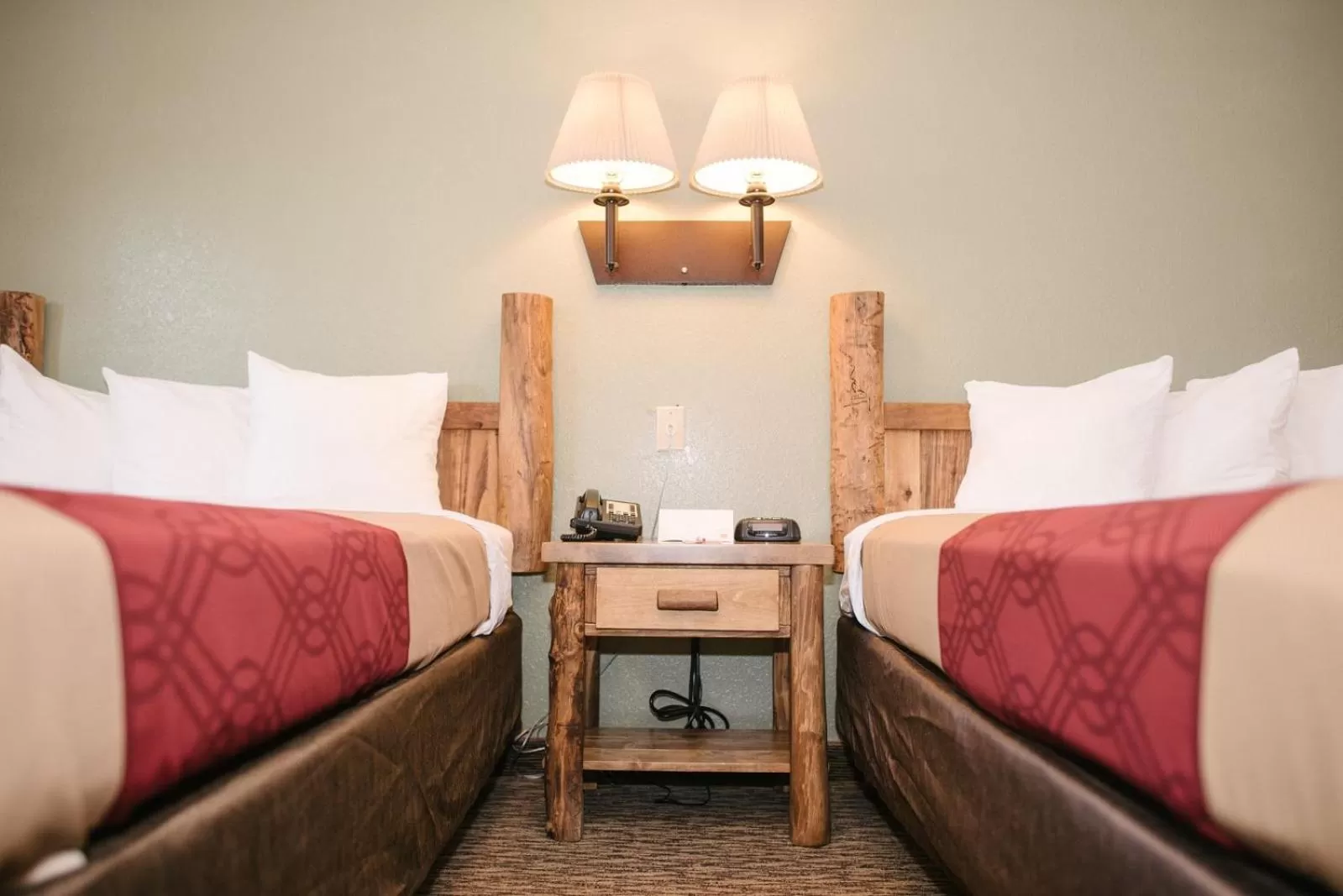 Bedroom, Bed in Econo Lodge, Downtown Custer Near Custer State Park and Mt Rushmore