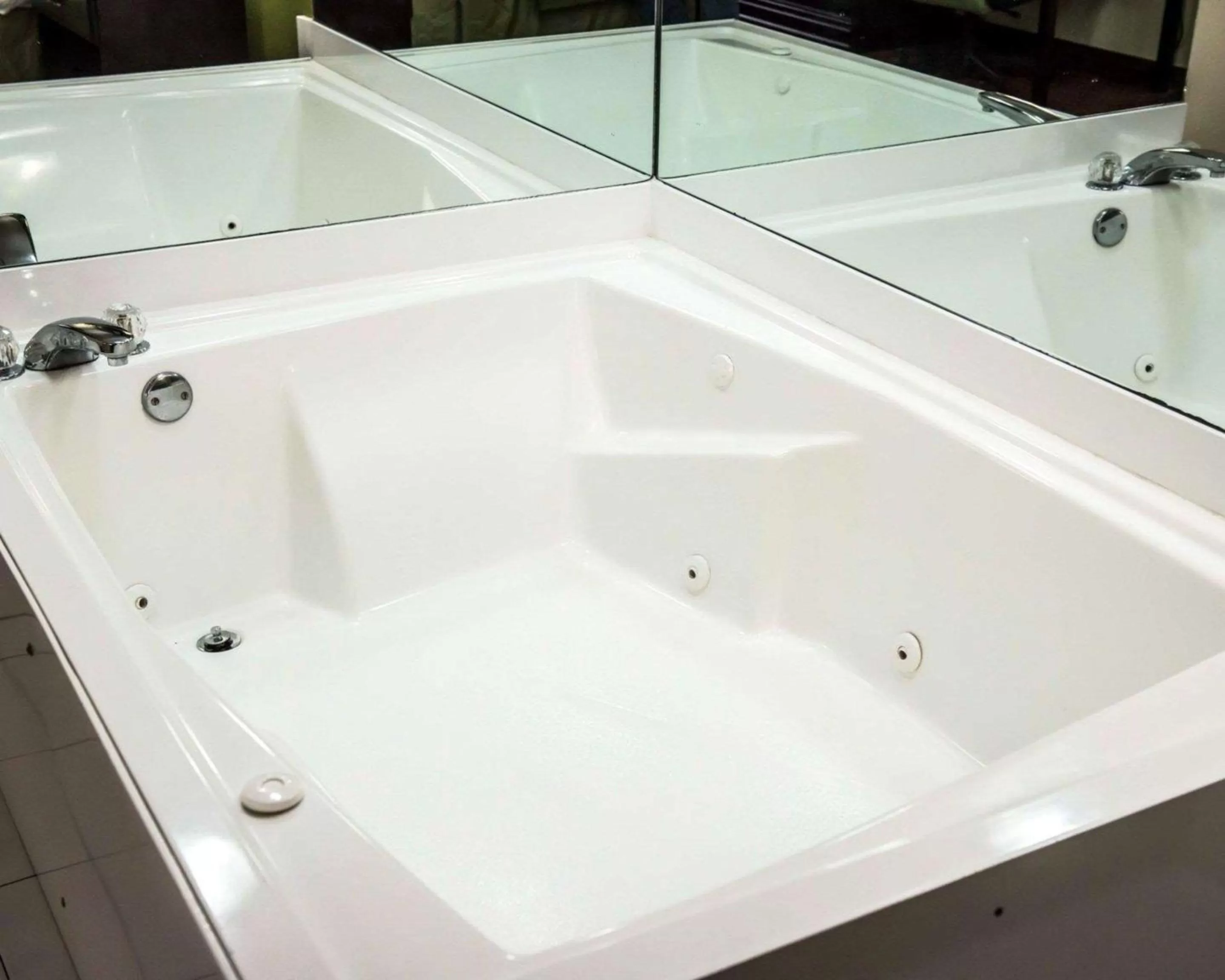 Photo of the whole room in Quality Inn Chipley I-10 at Exit 120