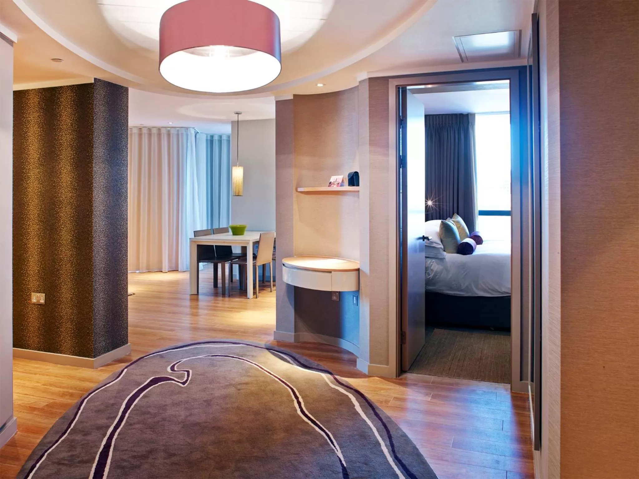 Living room, Bed in Cheval Three Quays at The Tower of London