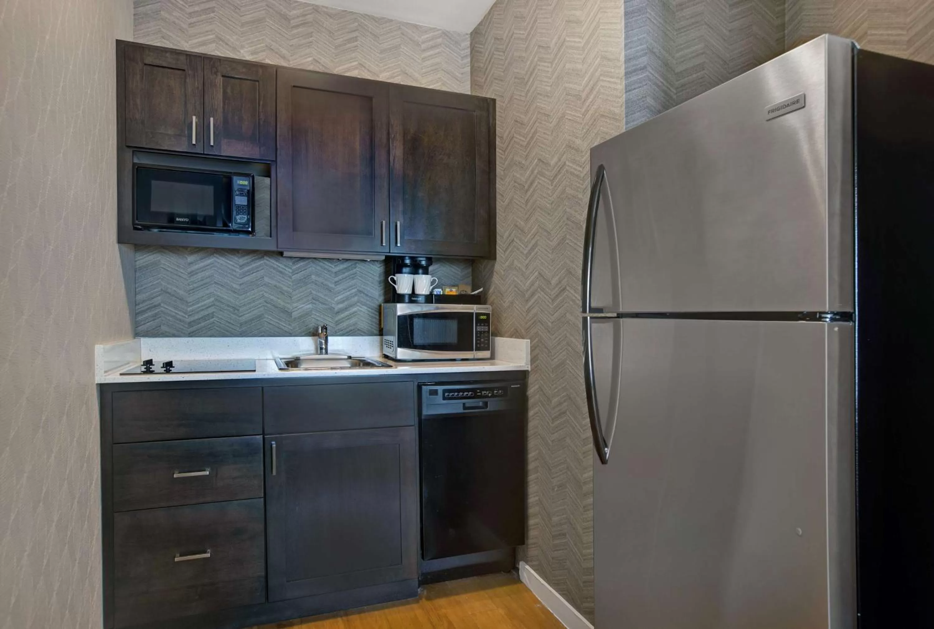 Kitchen or kitchenette in Homewood Suites by Hilton Chicago-Lincolnshire