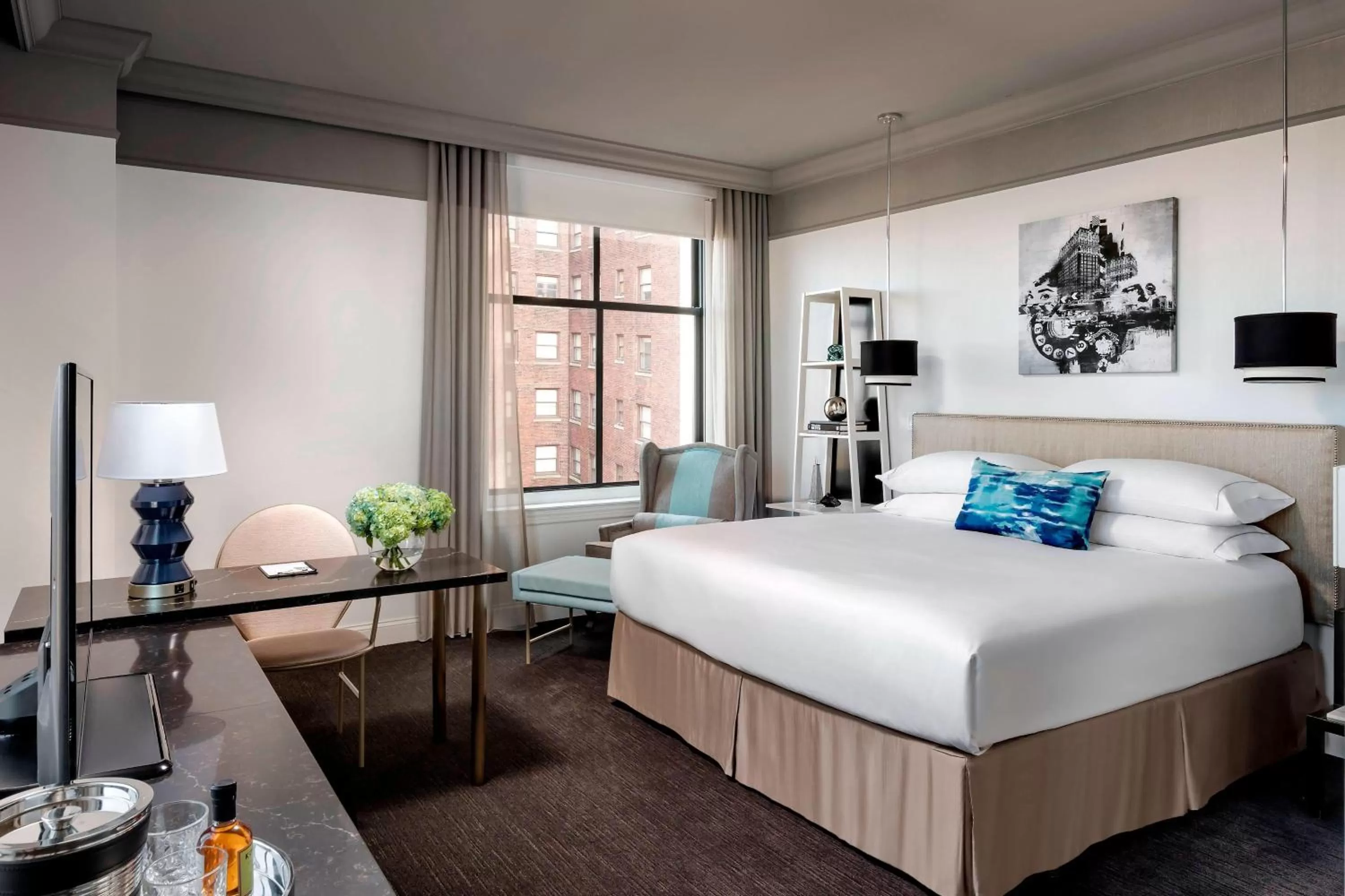 King Guest Room - Club Level in The Blackstone, Autograph Collection