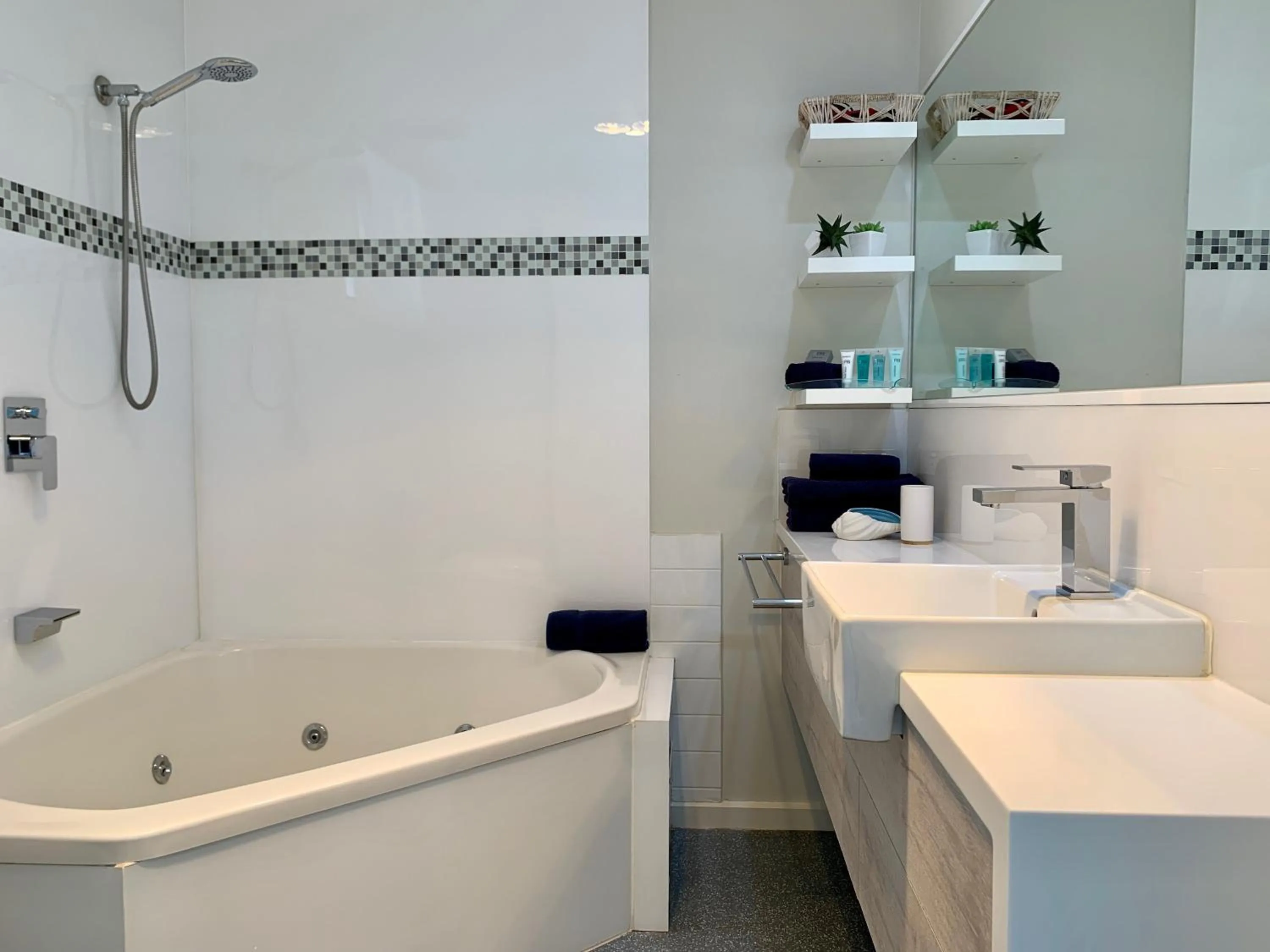 Shower in Apollo Bay Waterfront Motor Inn