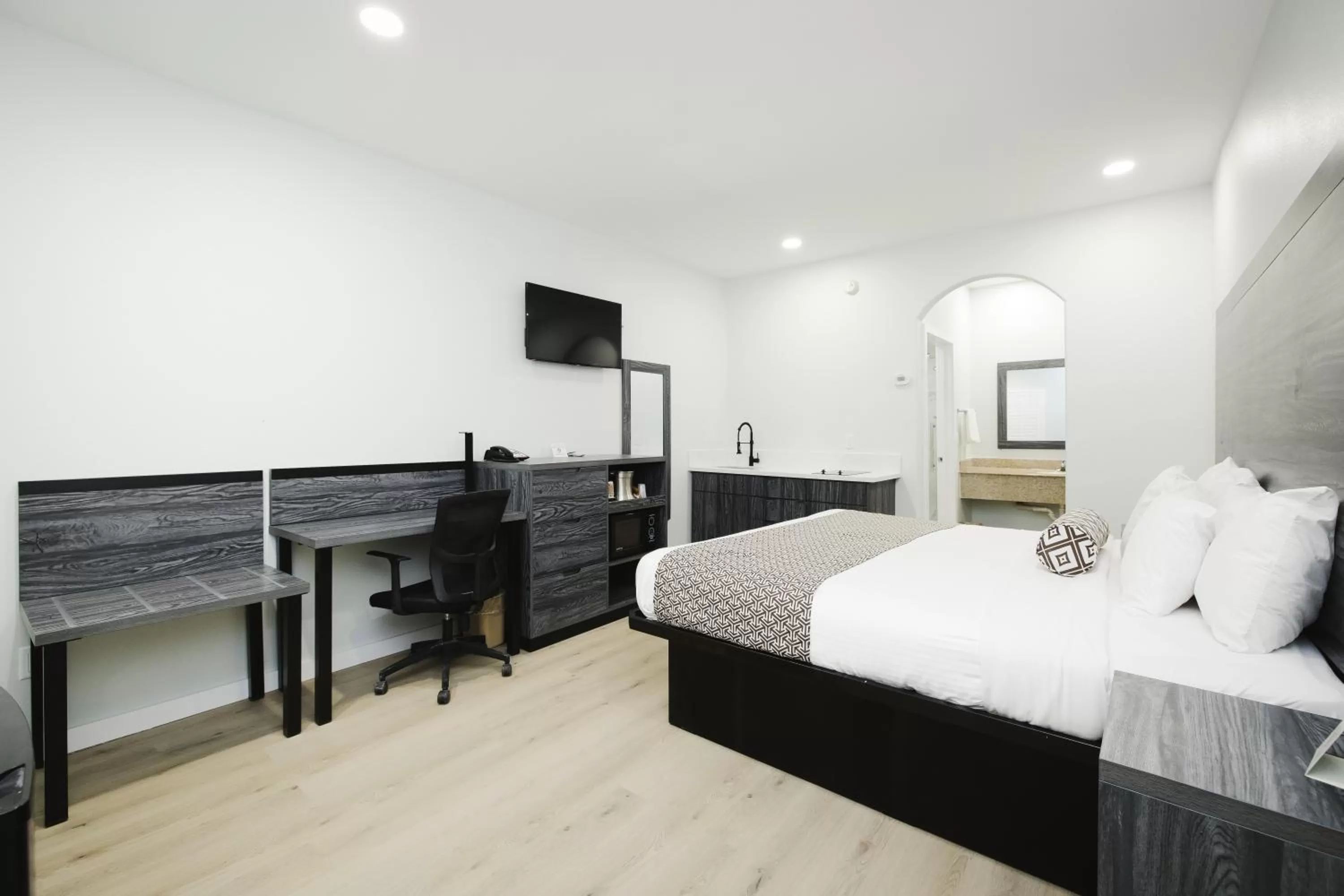 TV and multimedia, Bed in Sapphire Inn & Suites