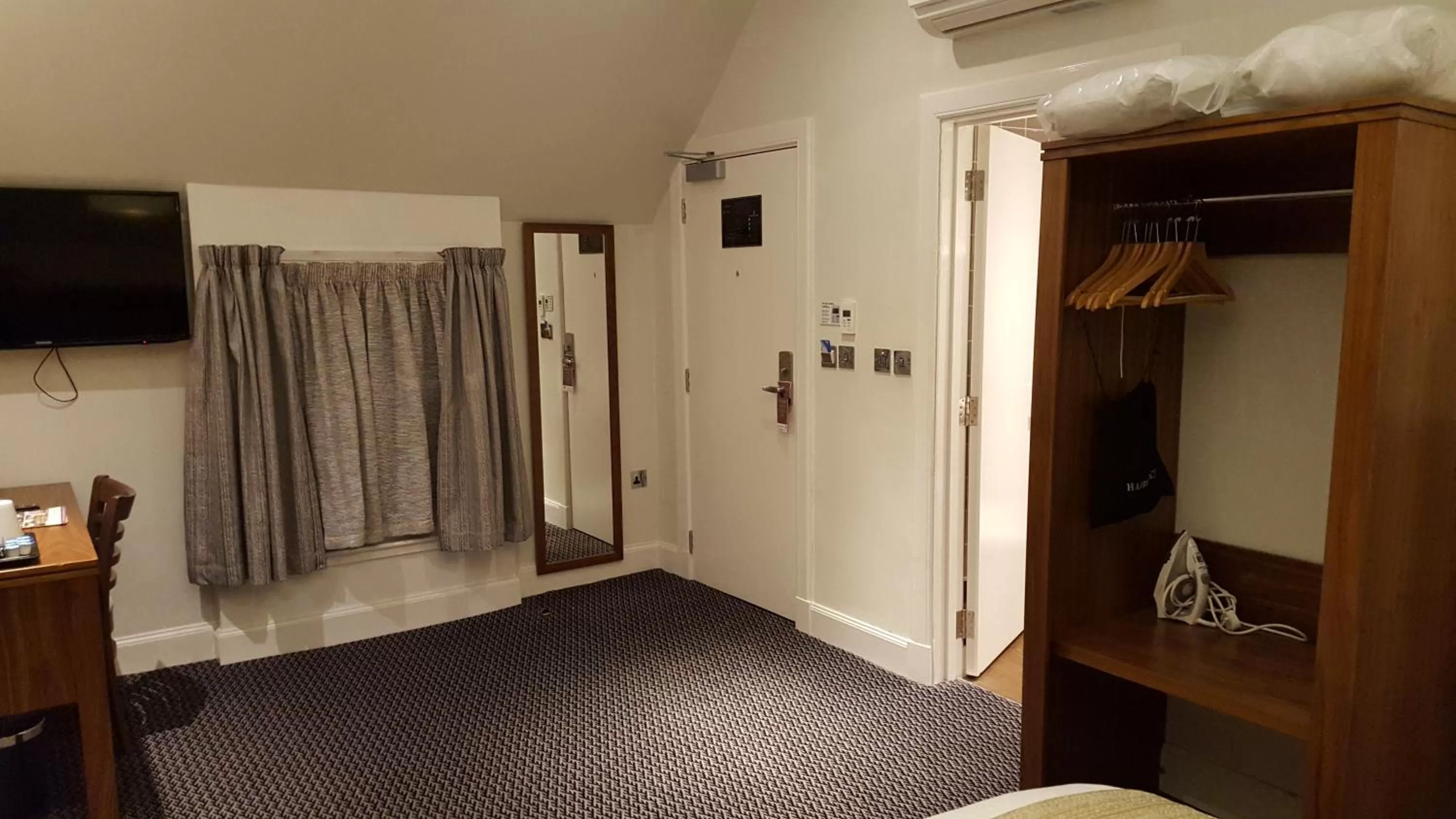 Shower, Bed in The Cross Keys