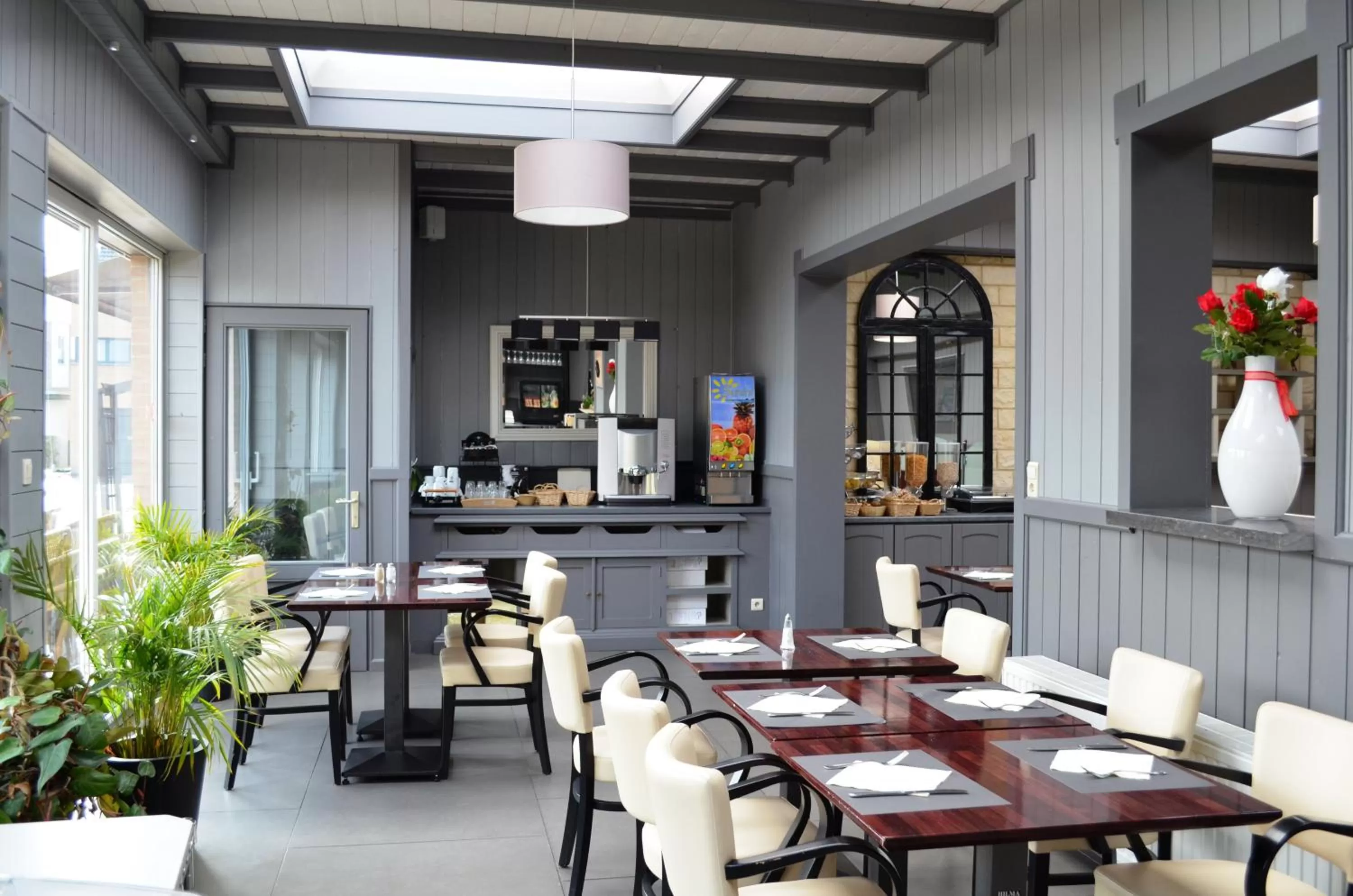 Restaurant/places to eat in Hotel Taormina Brussels Airport