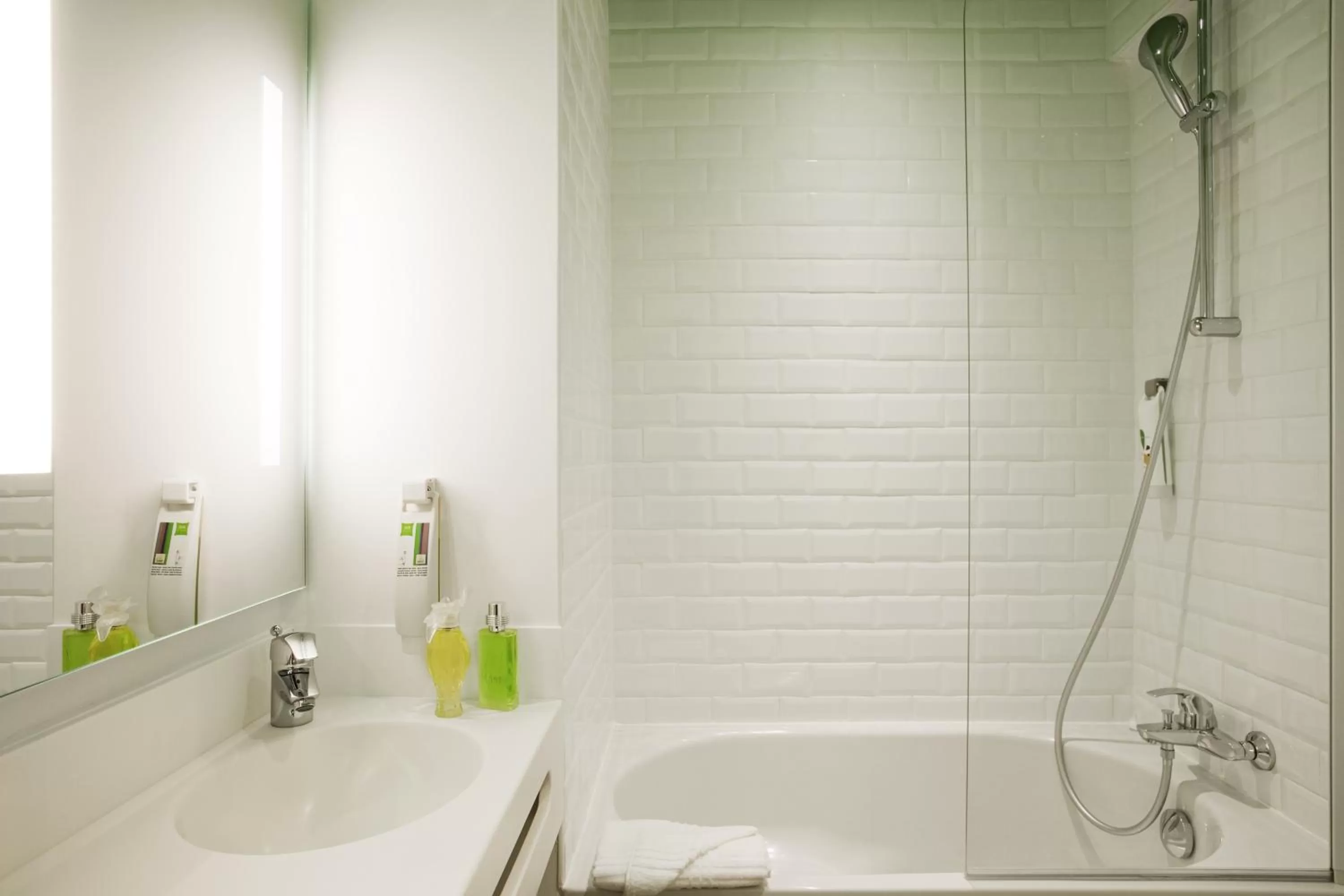 Shower in ibis Styles Paris Buttes Chaumont