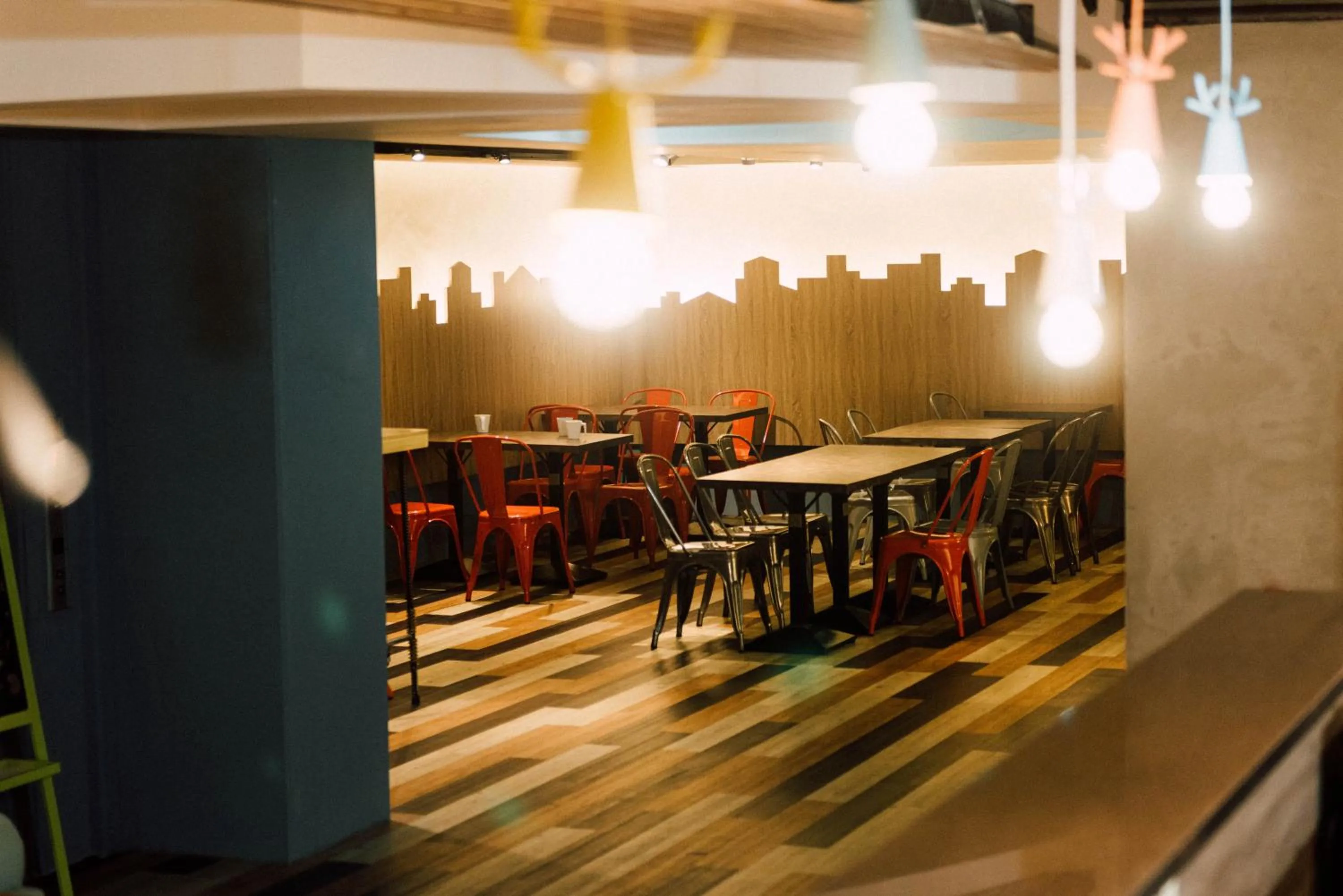 Communal lounge/ TV room in Uno Backpackers Inn