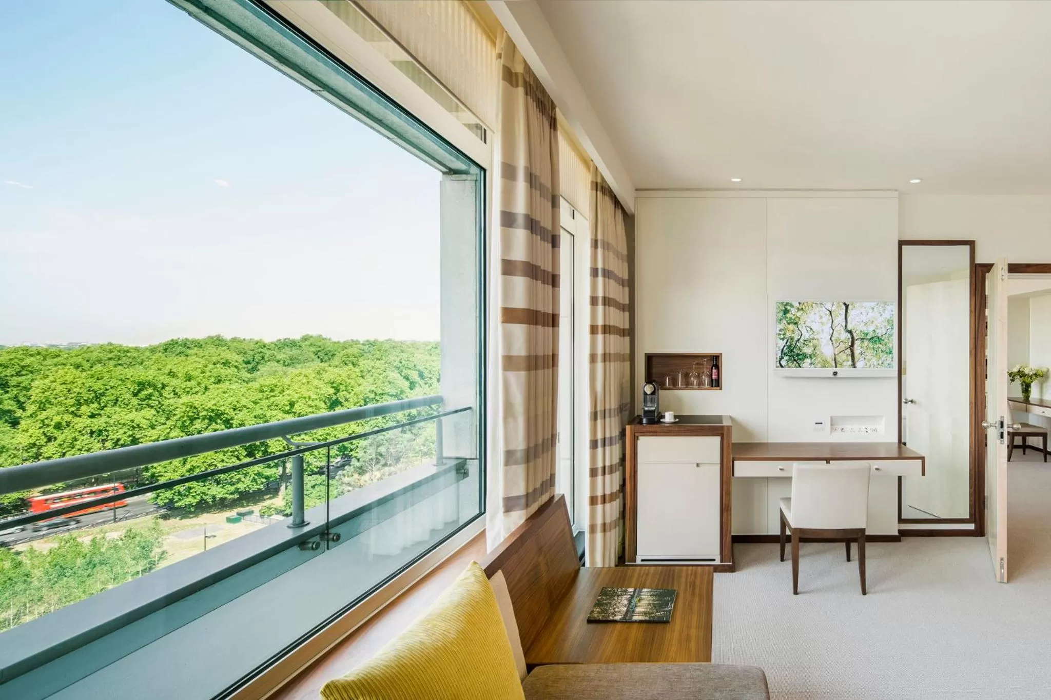 Photo of the whole room in COMO Metropolitan London