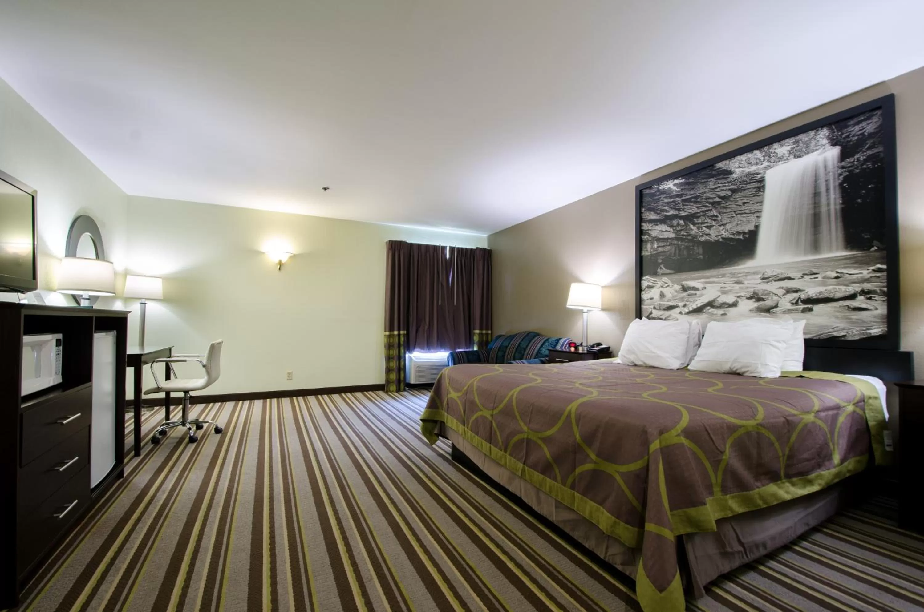 Bed in Super 8 by Wyndham Hull Street Midlothian Richmond Area