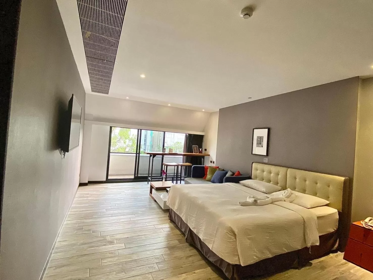 Photo of the whole room, Bed in 3 Door Hotel