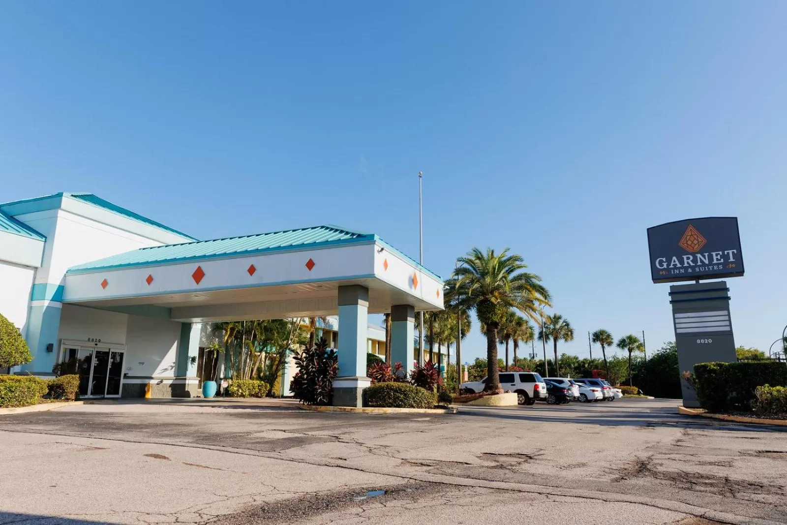 Facade/entrance in Garnet Inn & Suites, Orlando
