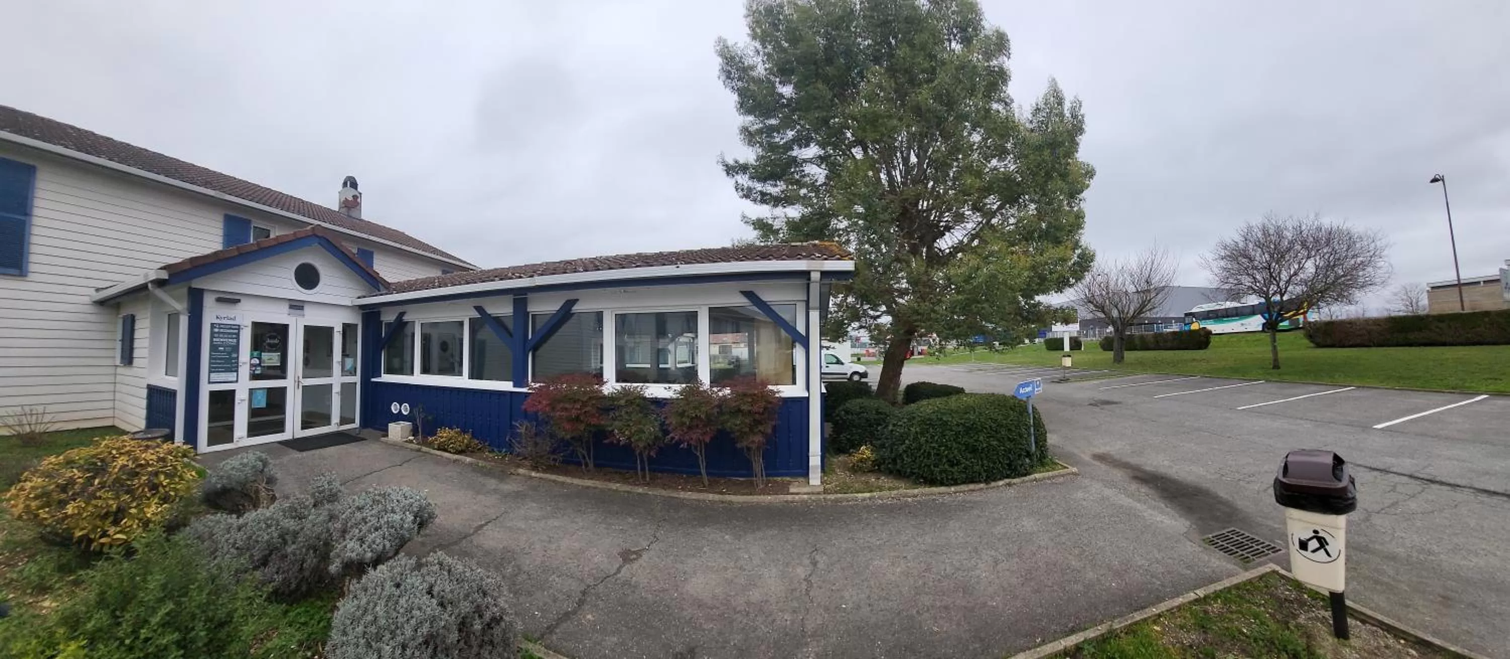 Facade/entrance in Kyriad Bourges Sud