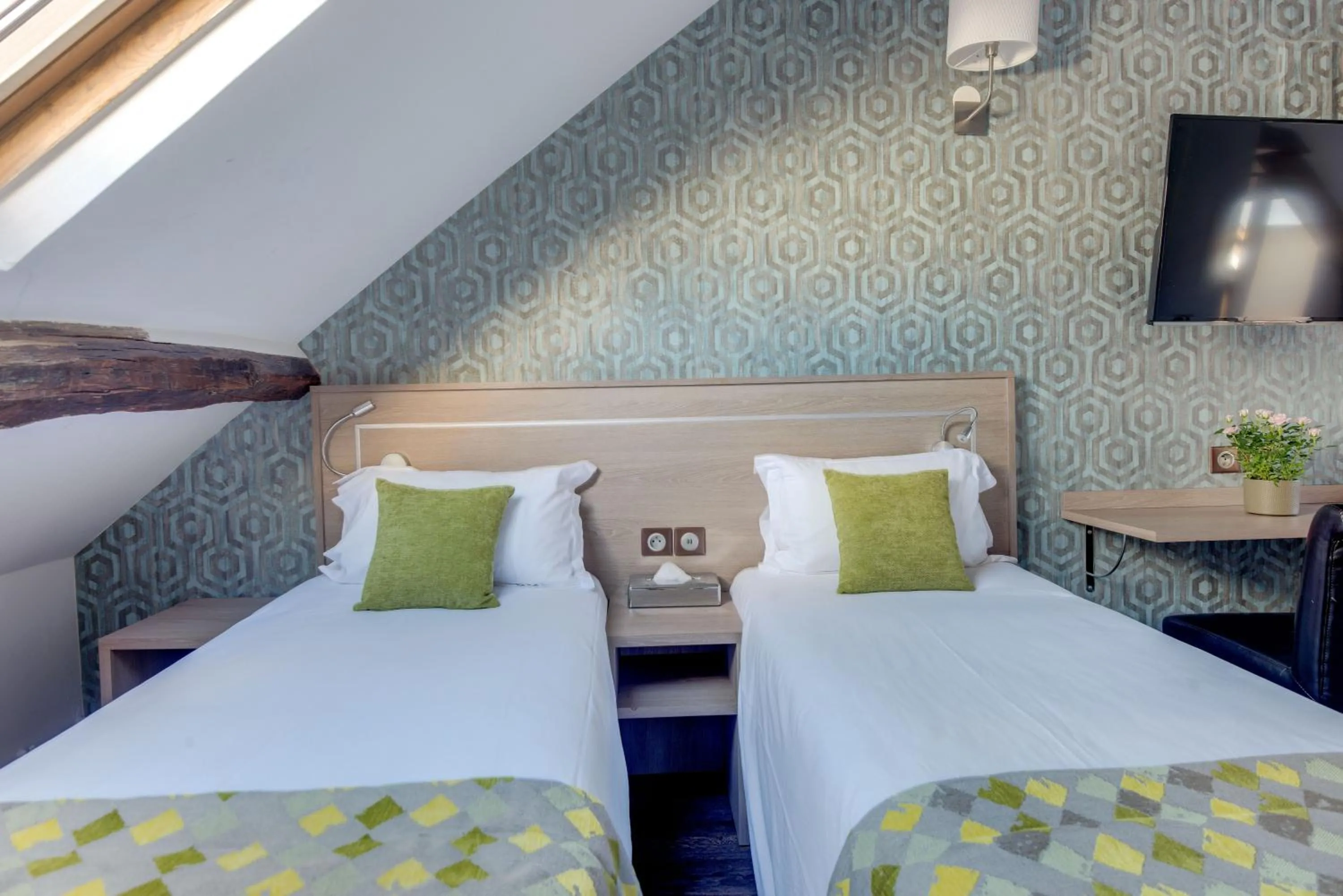 Bed in Hotel Chabrol Opera