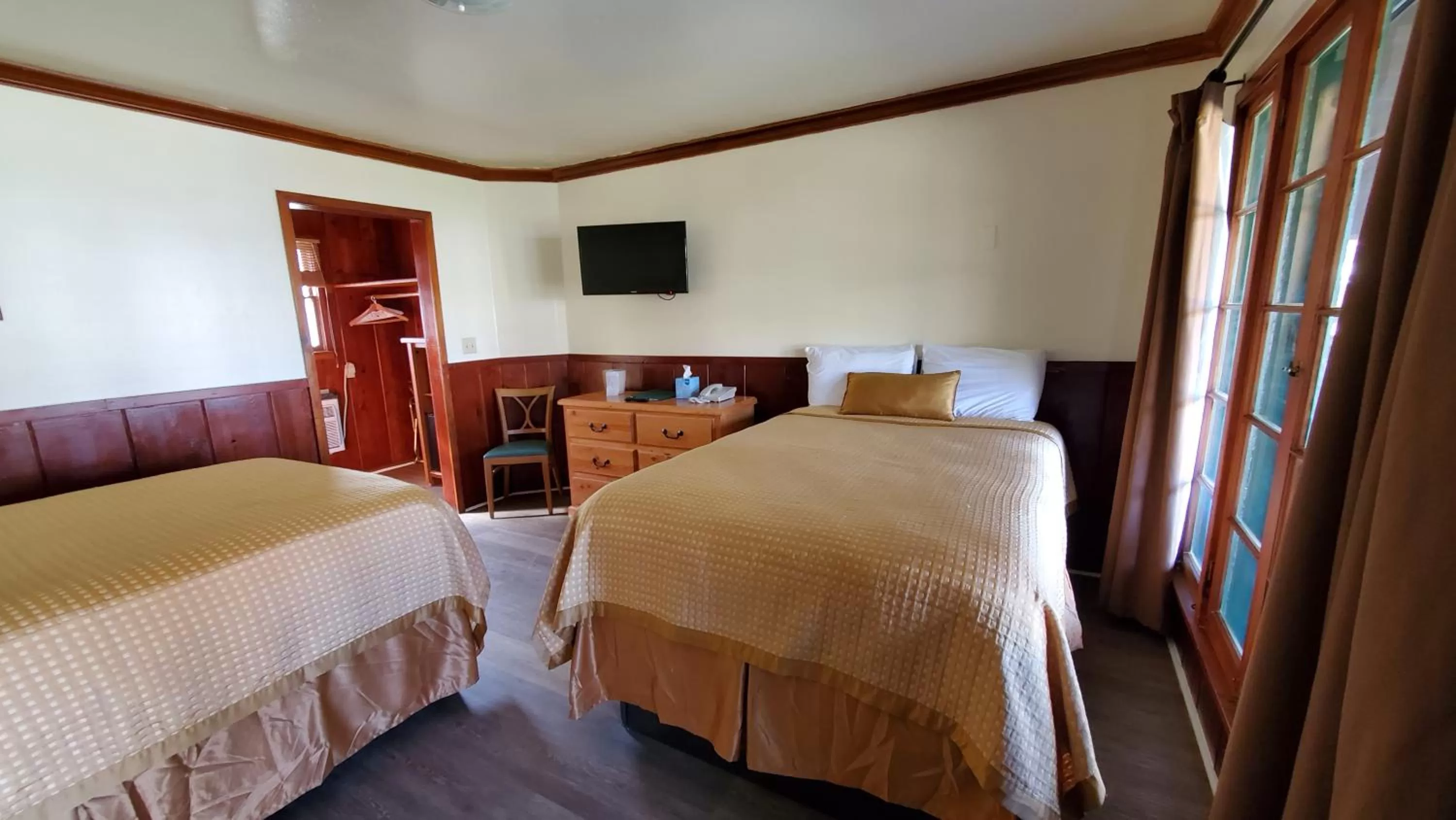 Bed in Kernville Inn