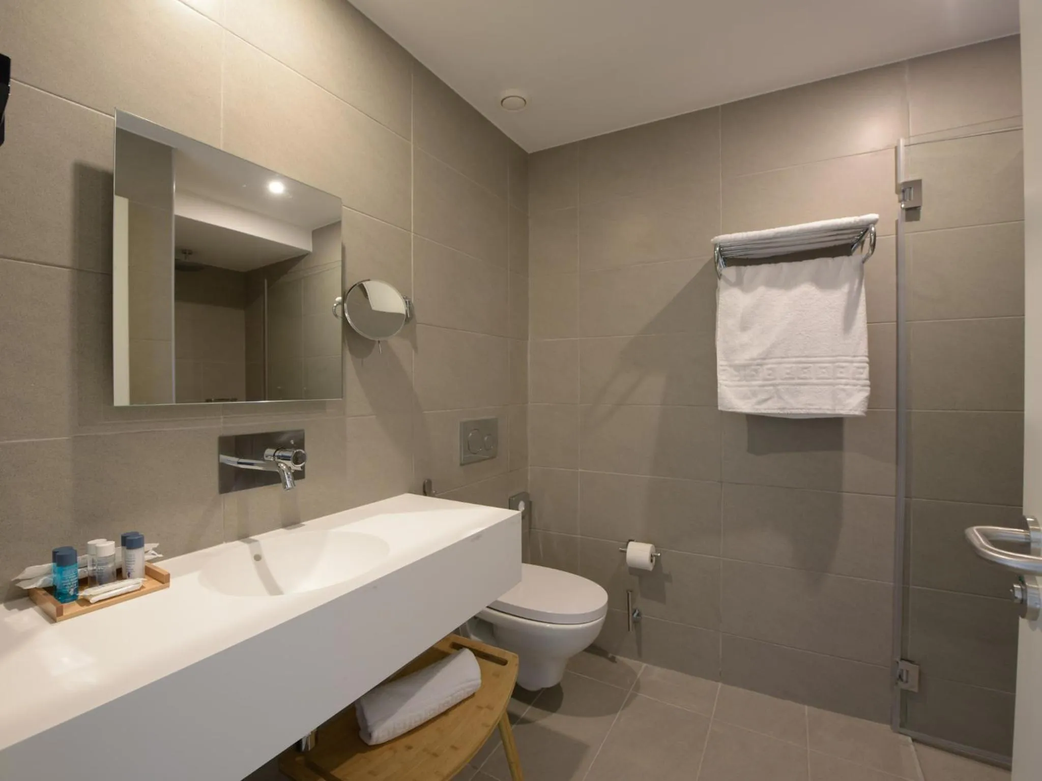 Toilet in room00 Lisboa Hostel