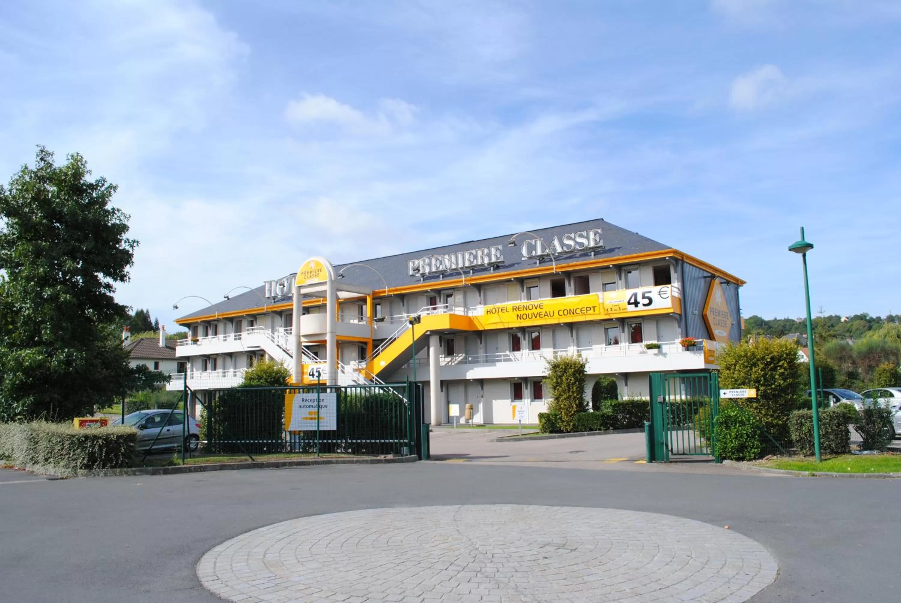 Facade/entrance in Premiere Classe Honfleur