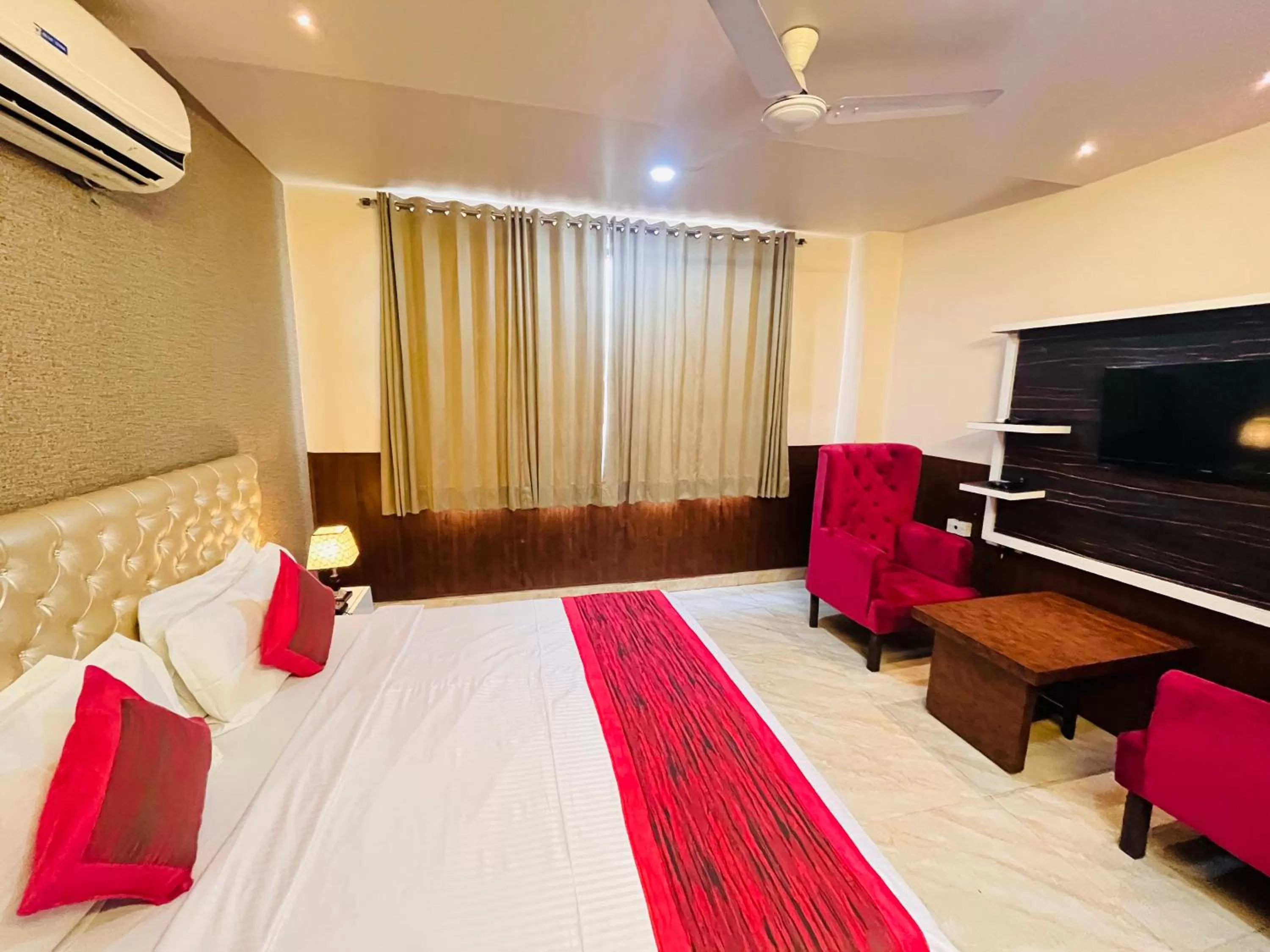 Bed in Hotel The Leaf - Gomti Nagar Lucknow