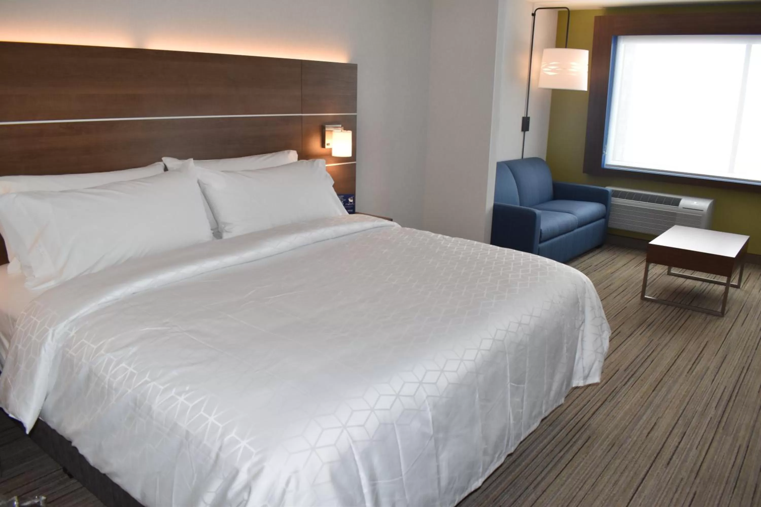 Bedroom, Bed in Holiday Inn Express & Suites - Boston South - Randolph by IHG