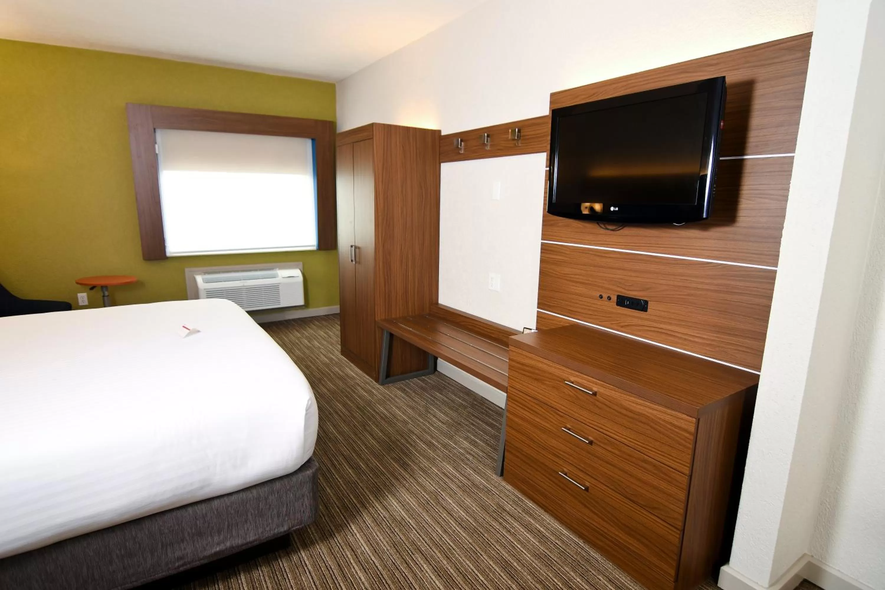 Photo of the whole room, Bed in Holiday Inn Express Hotel & Suites Port Clinton-Catawba Island by IHG