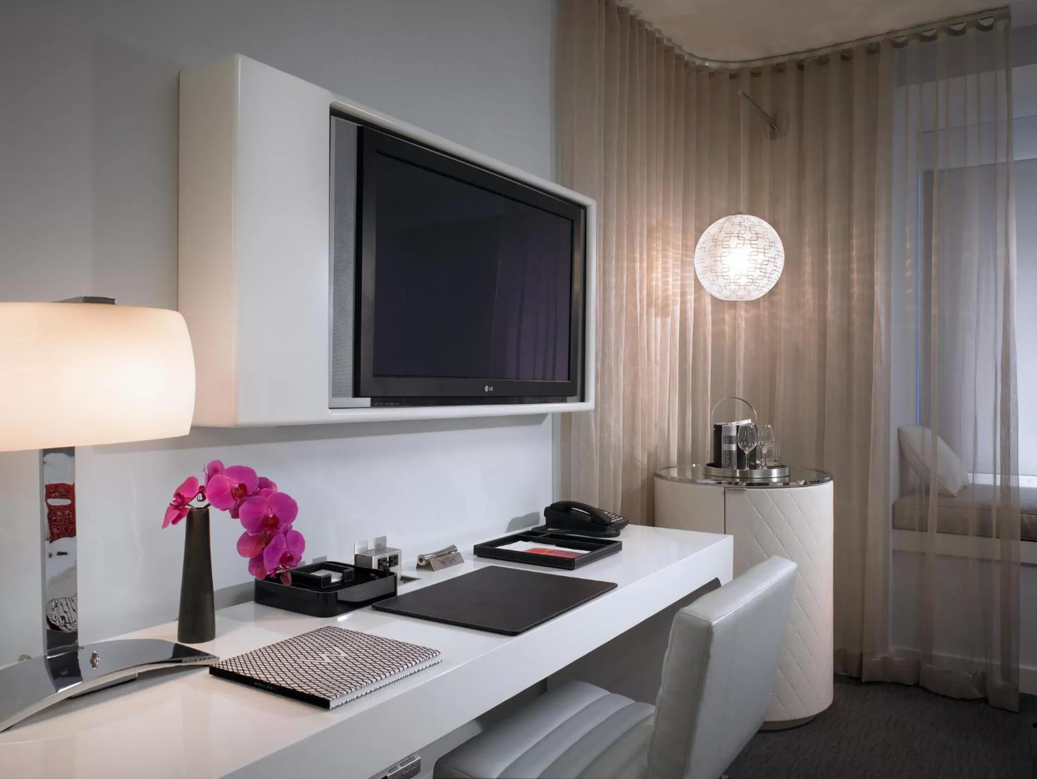 Wonderful King Room - Hearing Accessible in W Hollywood