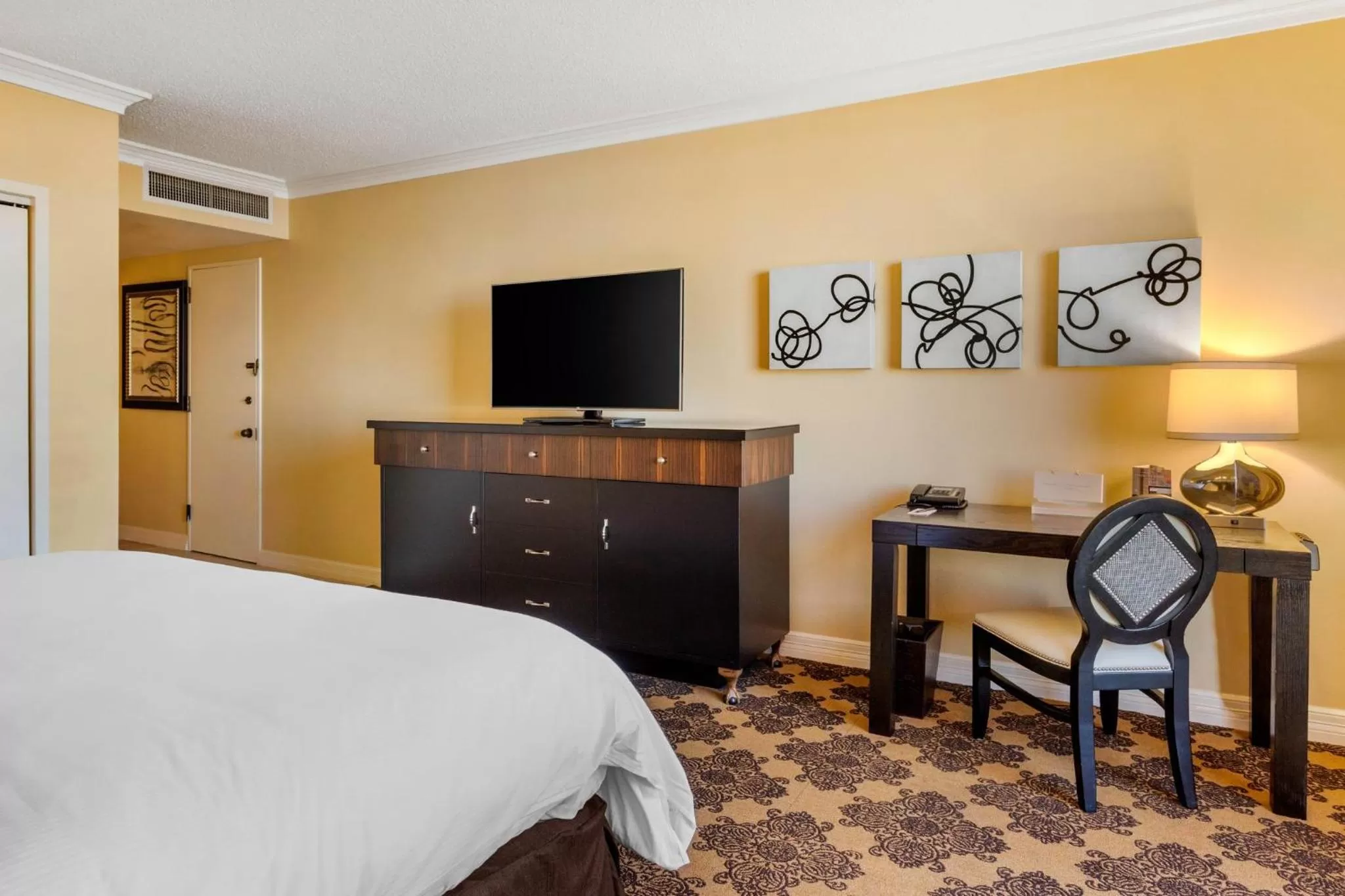 Bed in Omni Houston Hotel