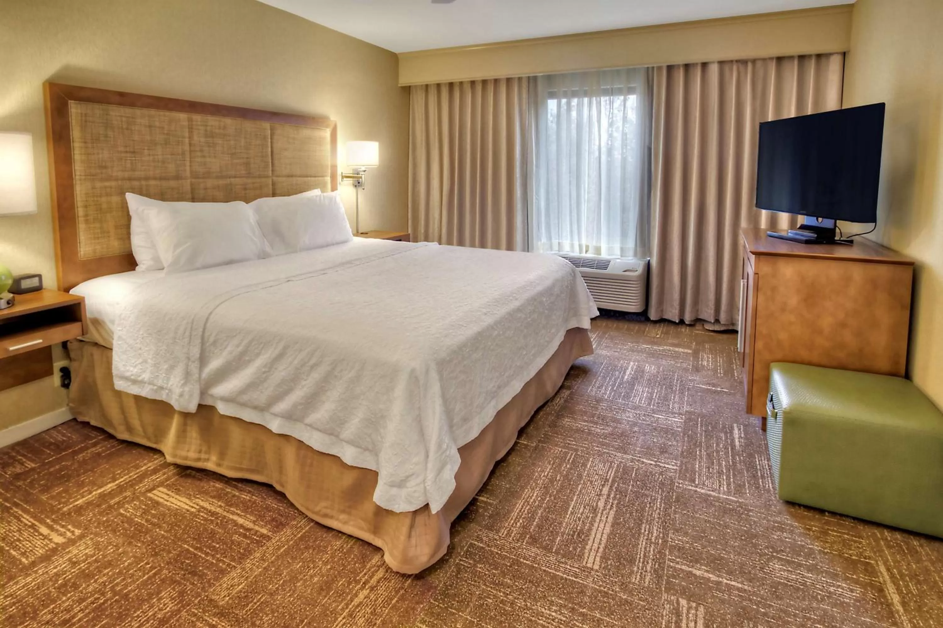 Bed in Hampton Inn and Suites Asheville Airport