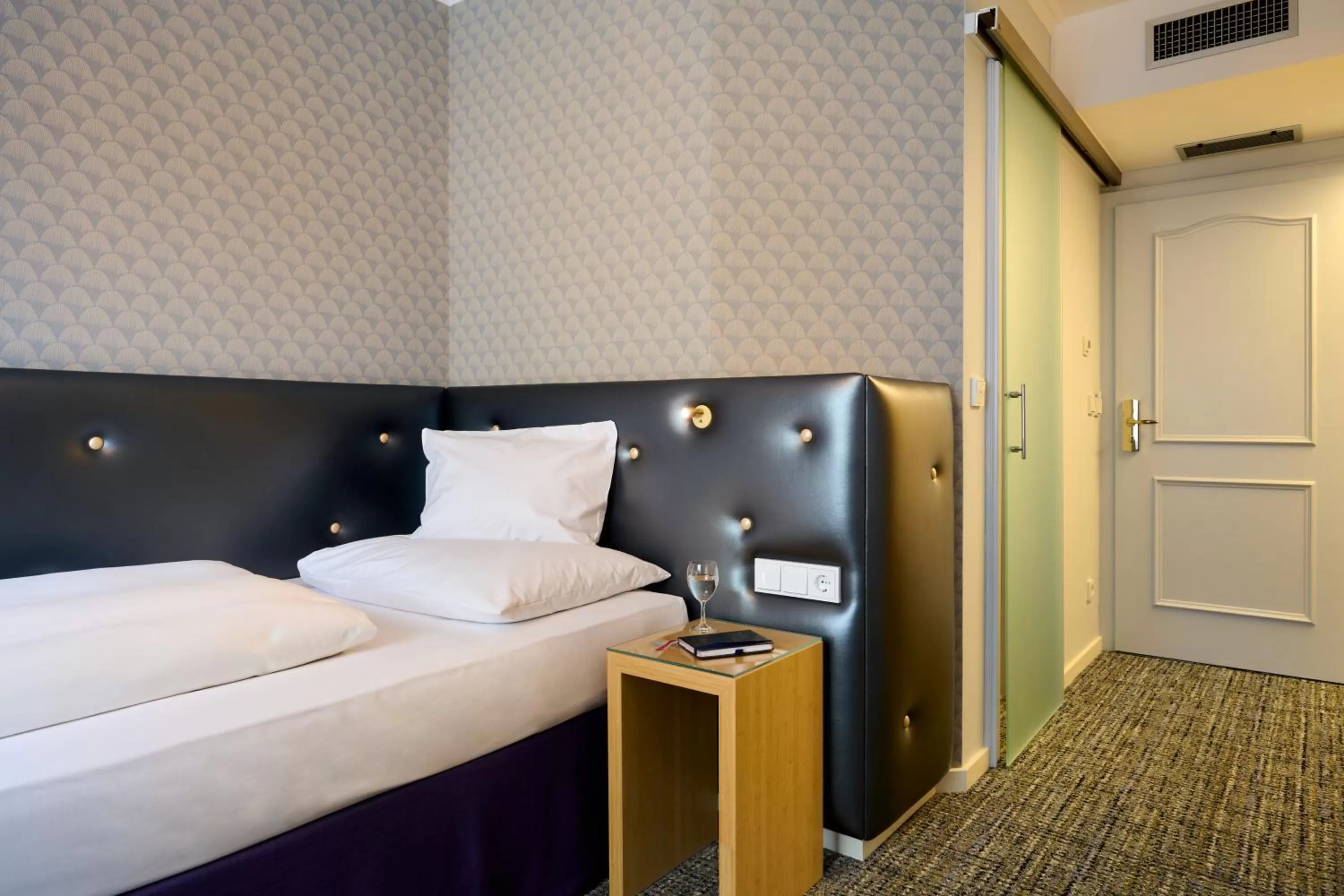 Photo of the whole room, Bed in Hotel Lechnerhof Unterföhring