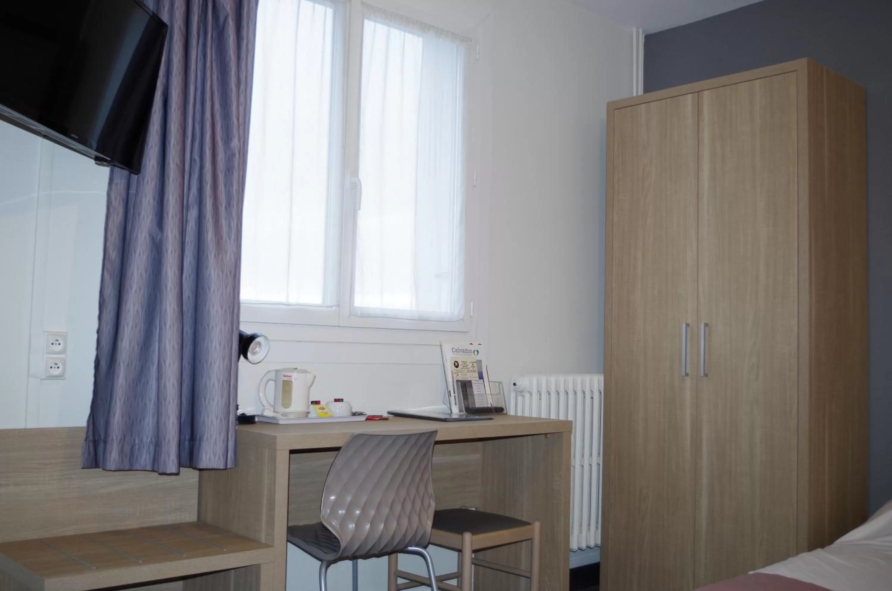 TV and multimedia, Bed in The Originals City, Hôtel Le Savoy, Caen