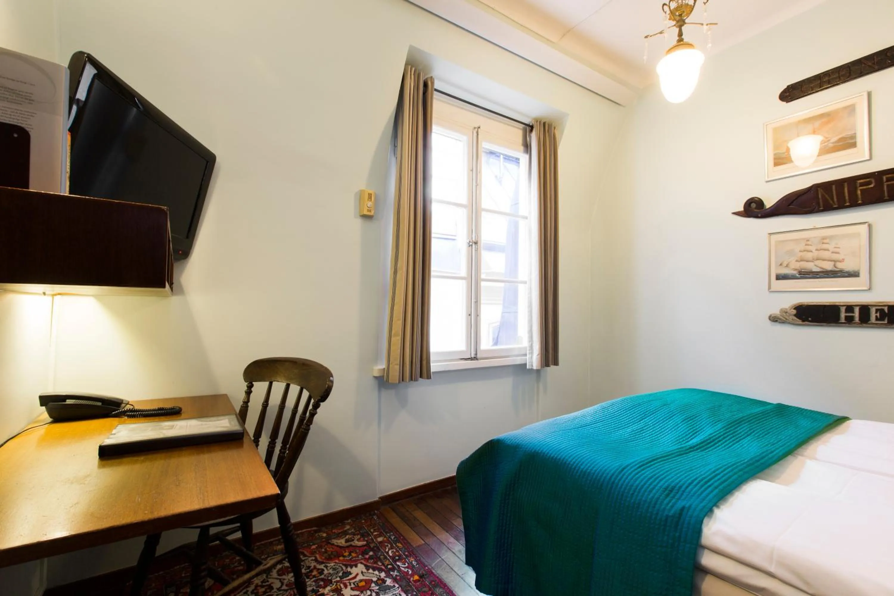 Bedroom, Bed in Lord Nelson Hotel