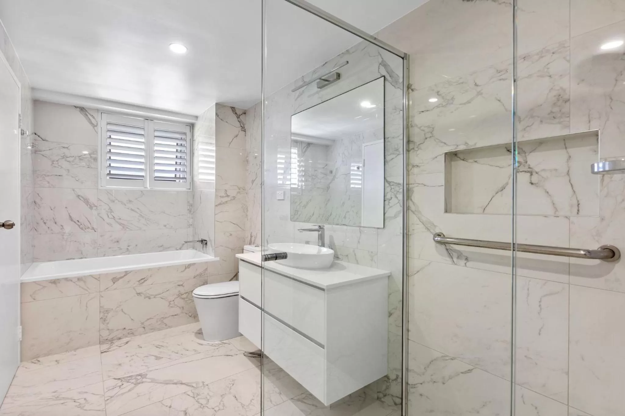 Bathroom in Solnamara Beachfront Apartments