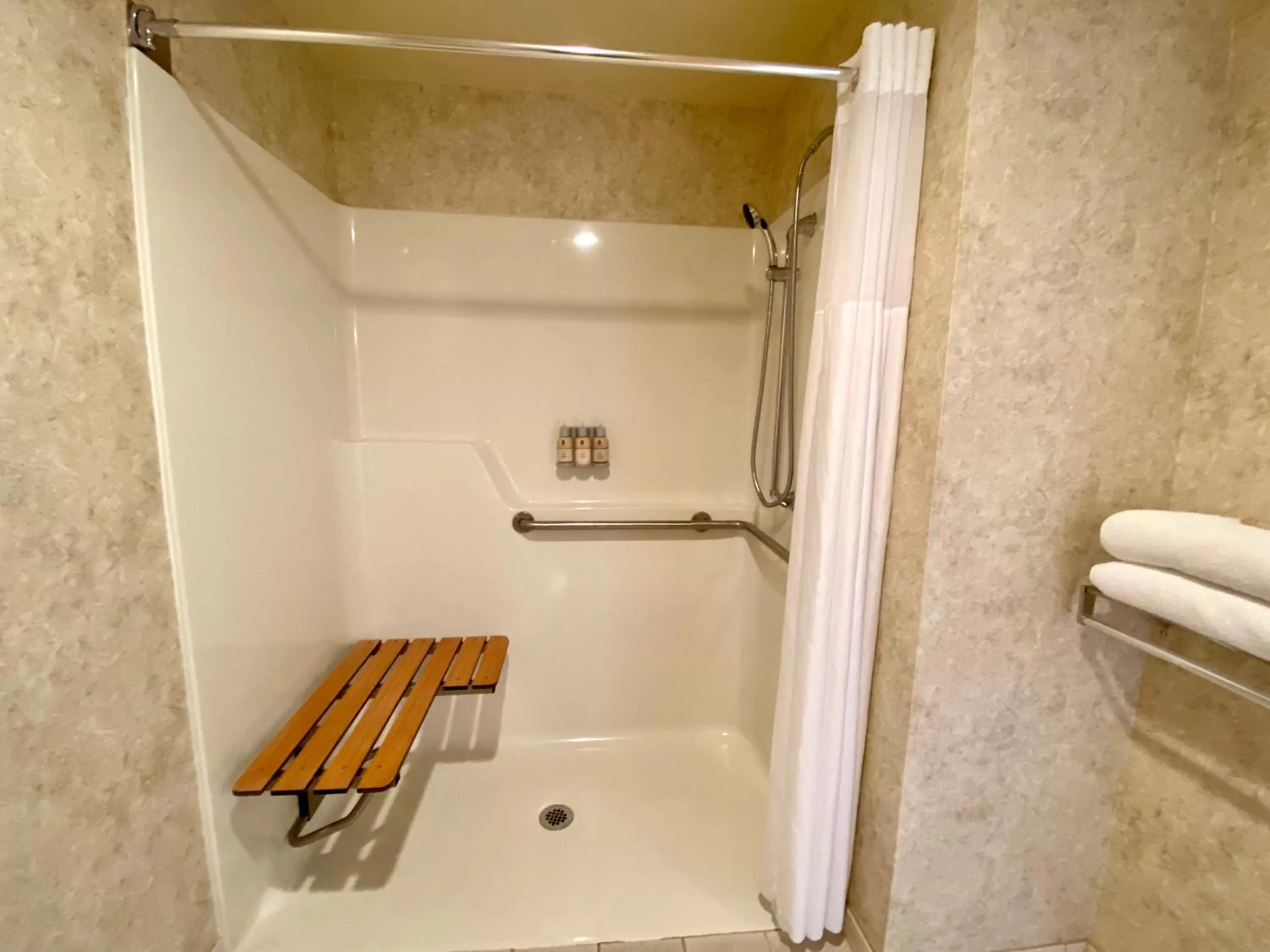 Bathroom in Cousin's Country Inn