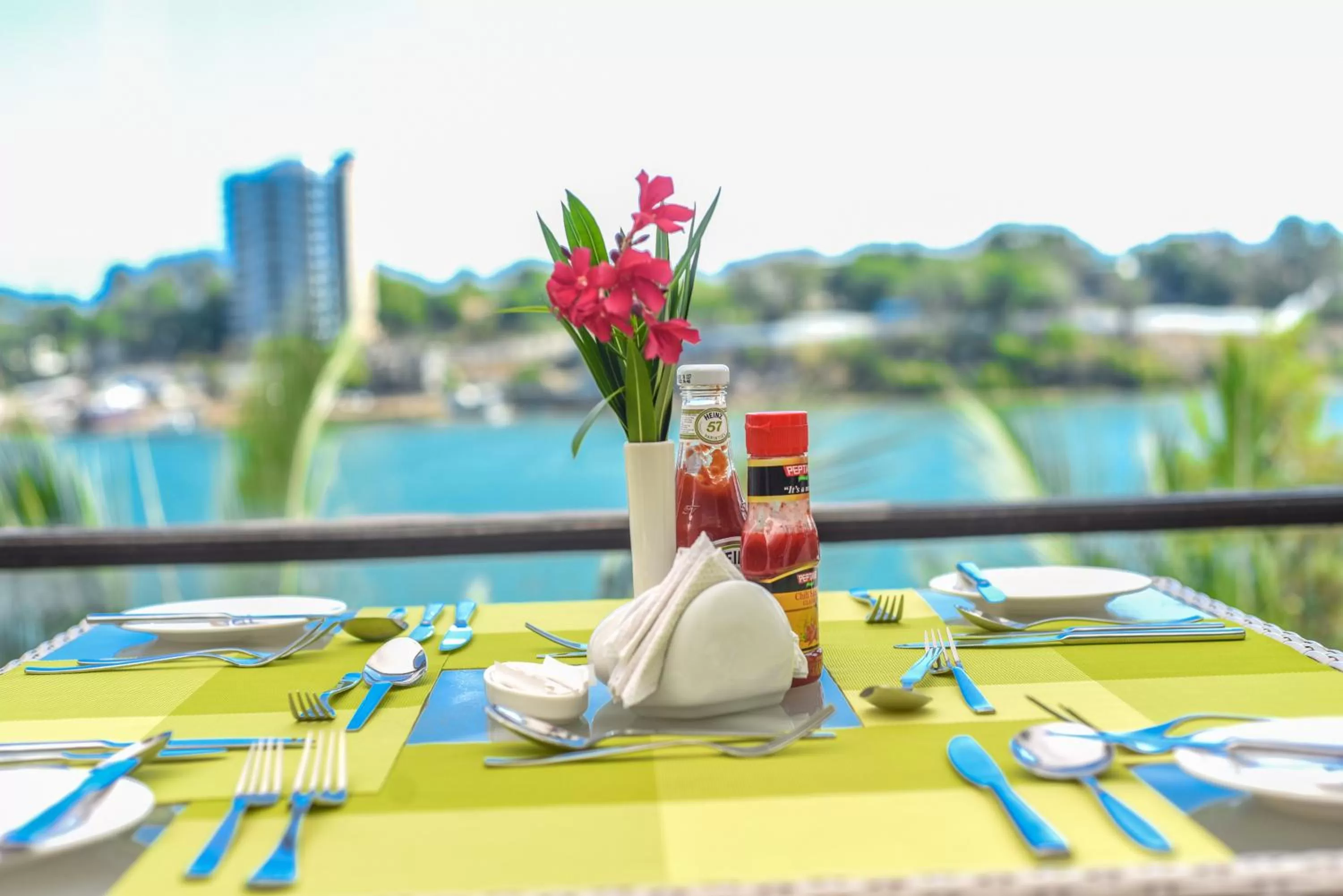 Restaurant/places to eat in CityBlue Creekside Hotel & Suites