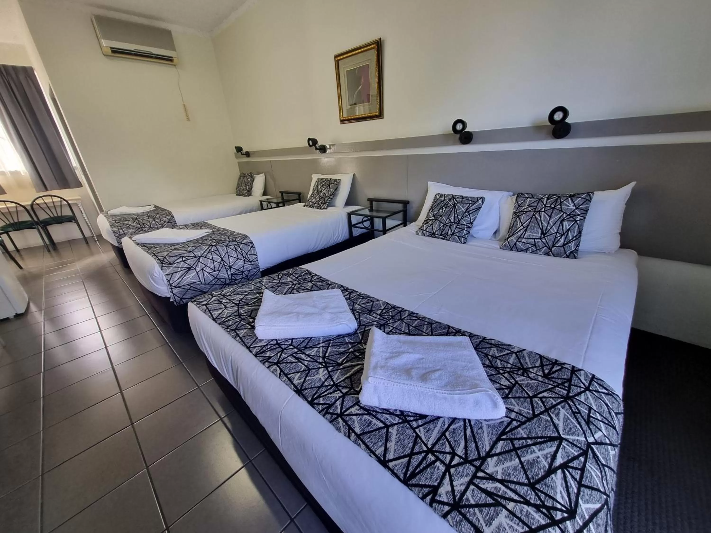 Bed in Park Drive Motel