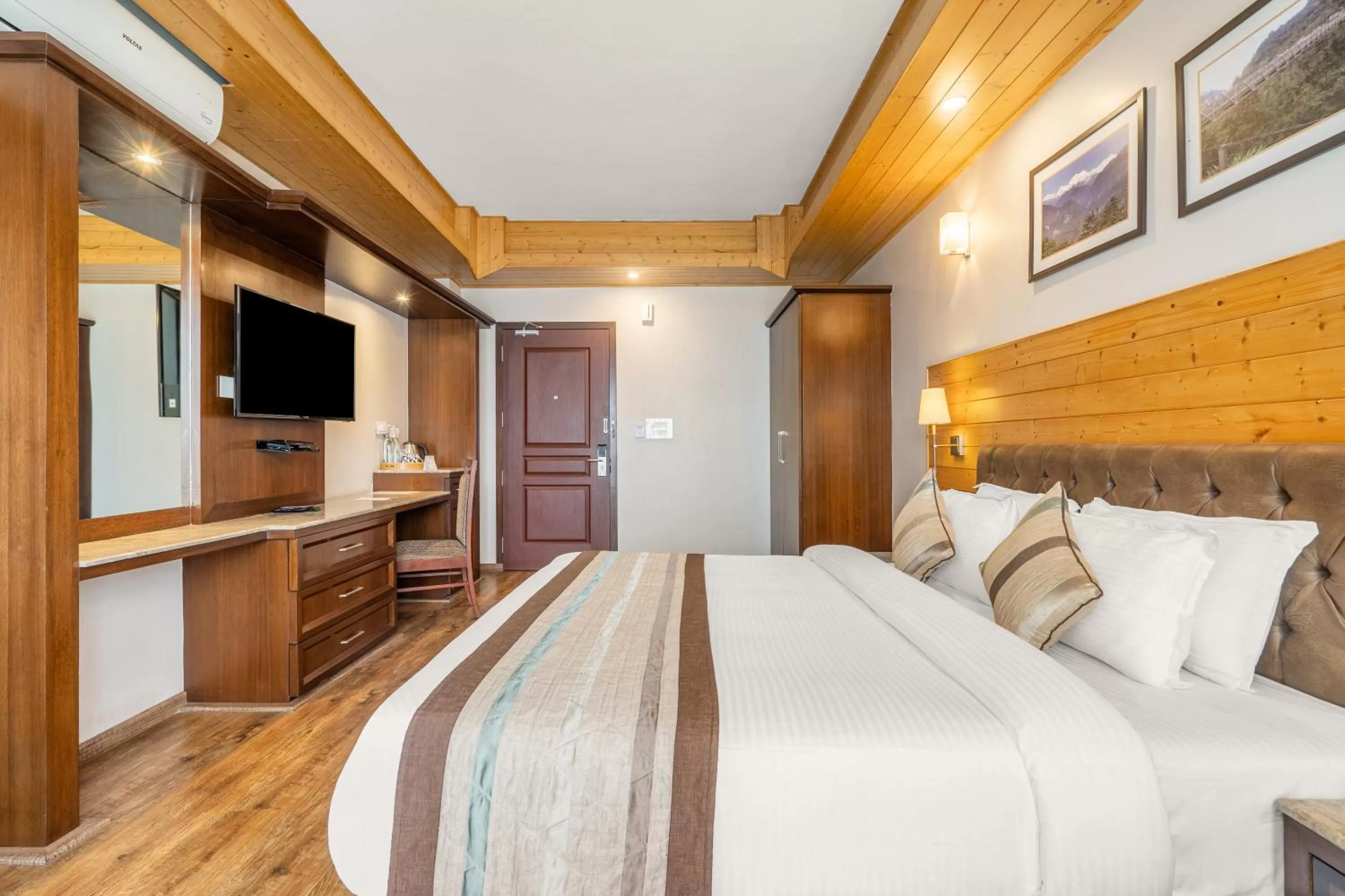 Bed in Summit Alpine Abode Hotel