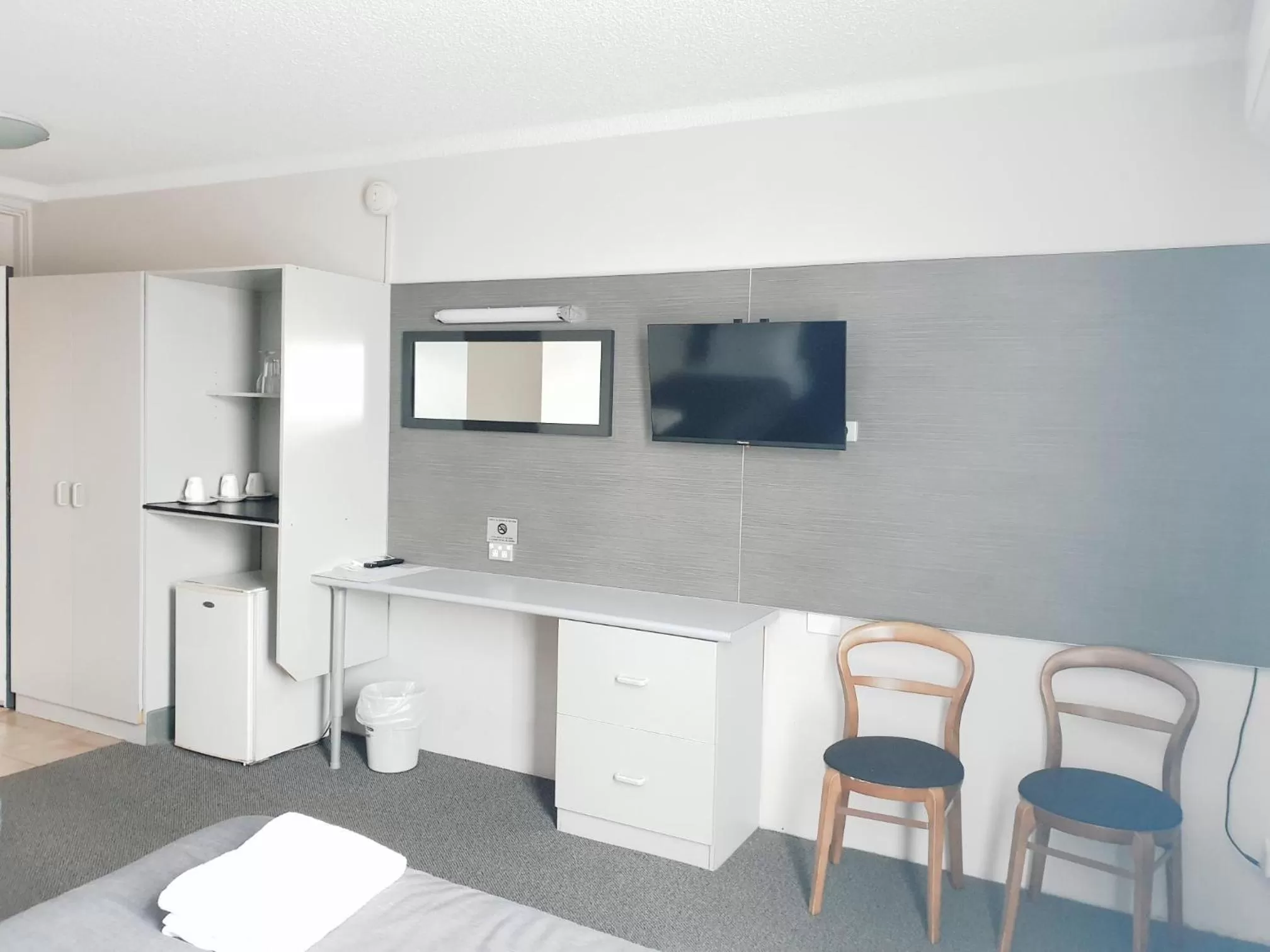 Kitchen or kitchenette, TV/Entertainment Center in Prospect Hotel Motel