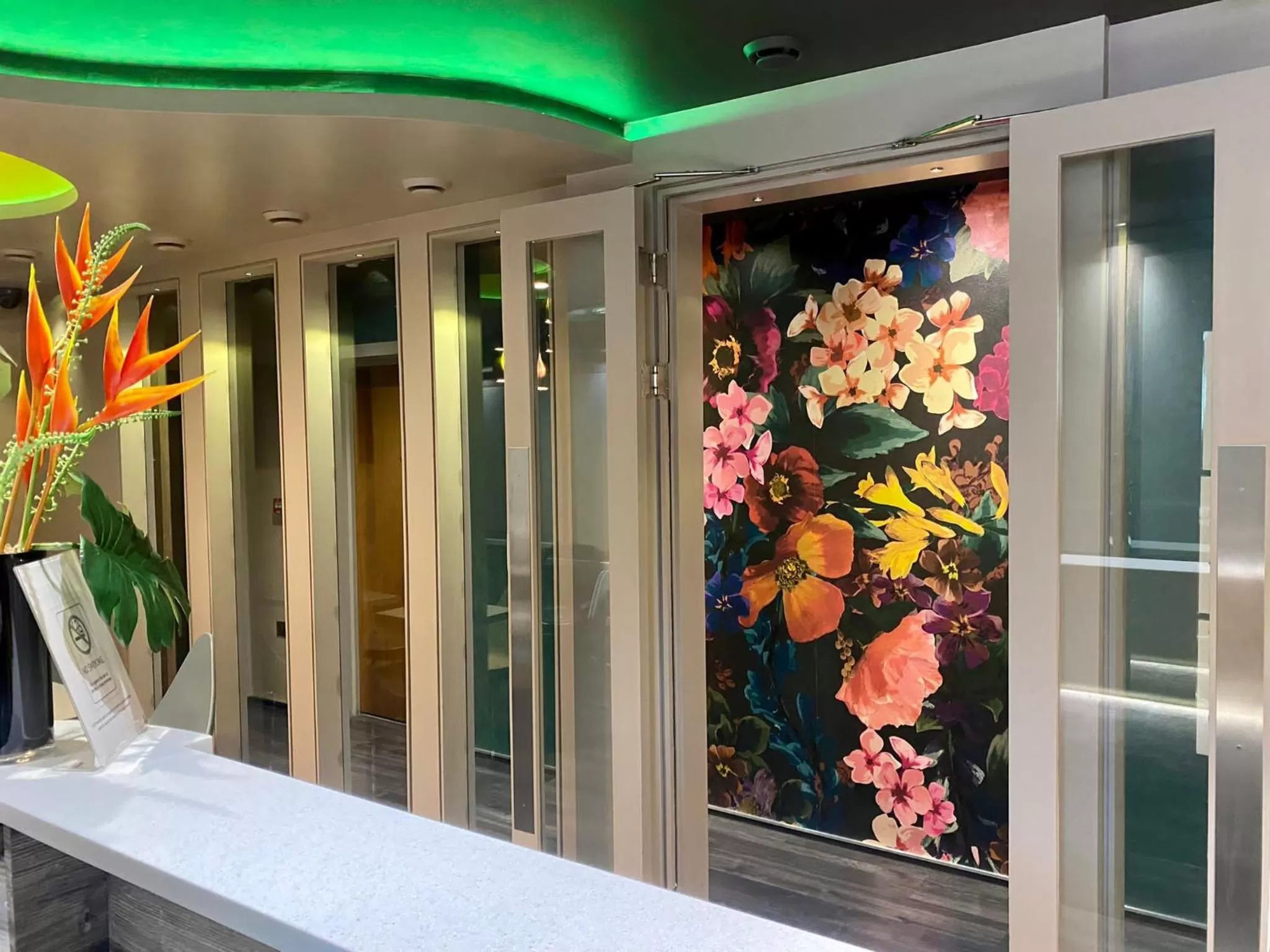 Lobby or reception in London Court Hotel