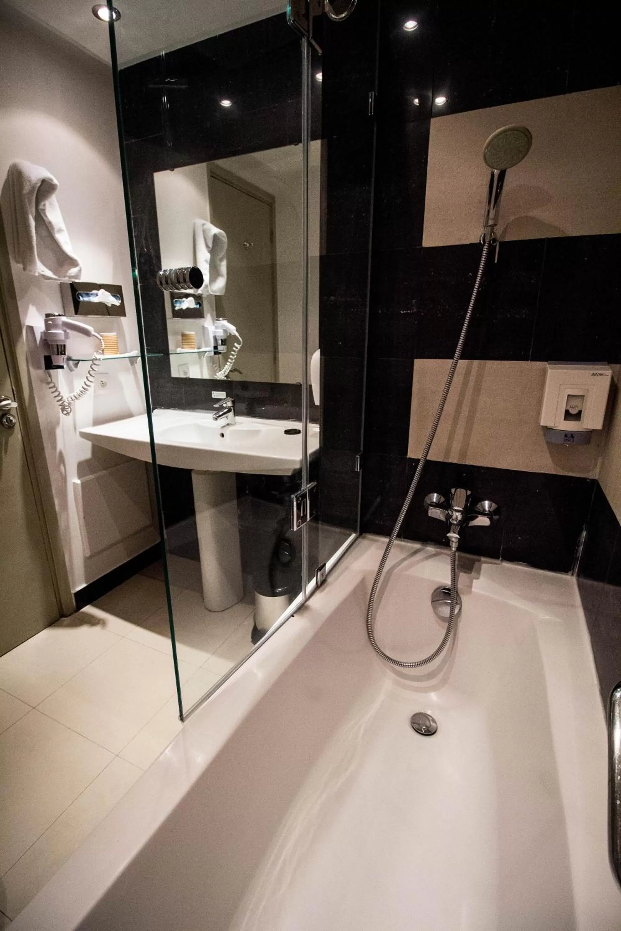 Shower in Le Pietri Urban Hotel