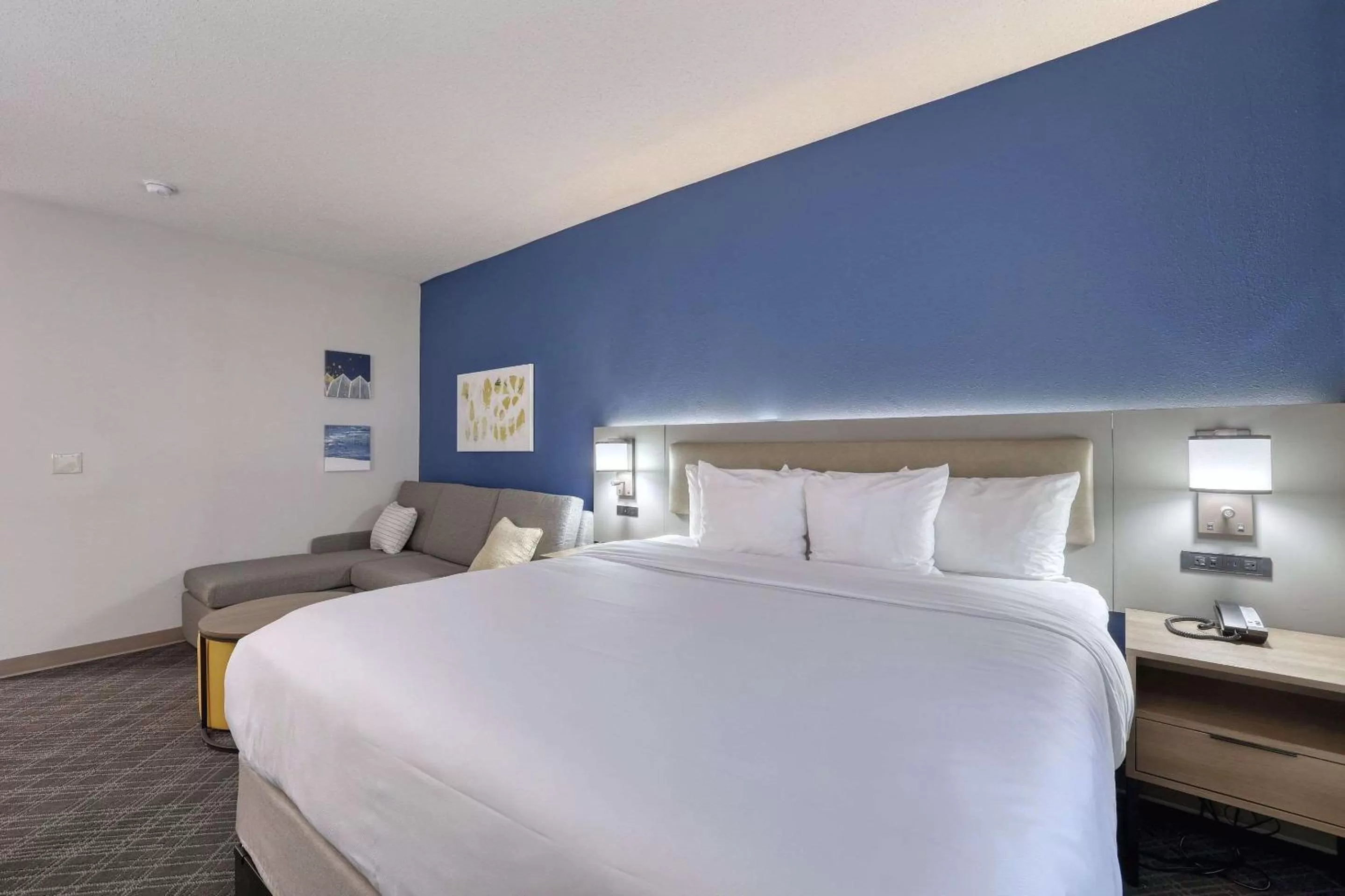 Bedroom, Bed in Comfort Suites Milwaukee Airport