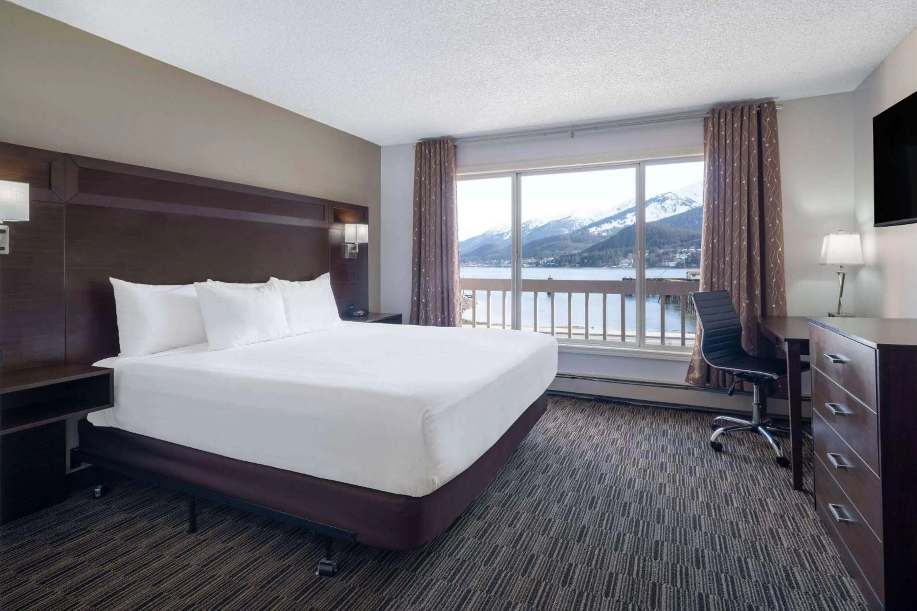 Photo of the whole room, Bed in Ramada by Wyndham Juneau