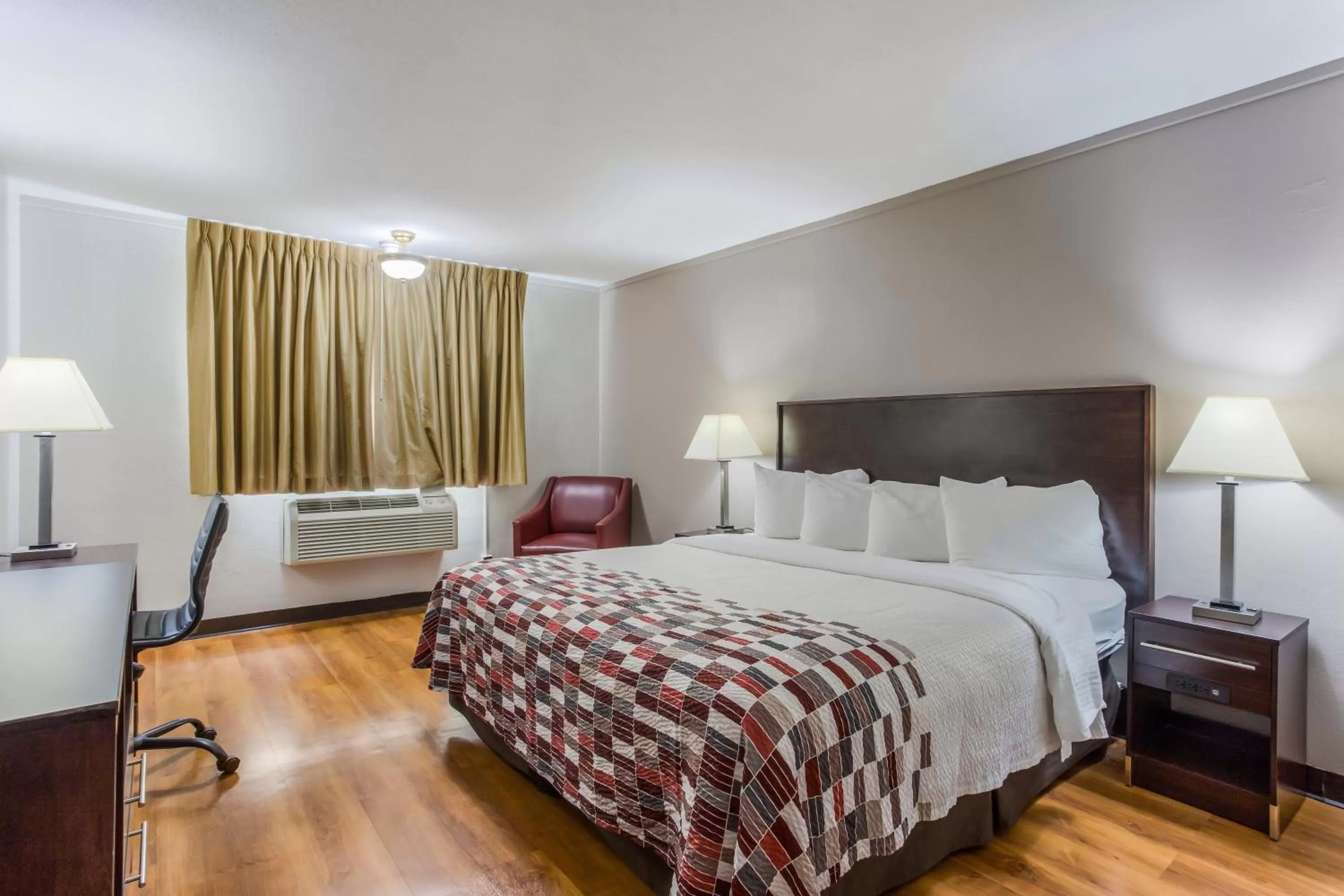 Photo of the whole room, Bed in Red Roof Inn Meridian