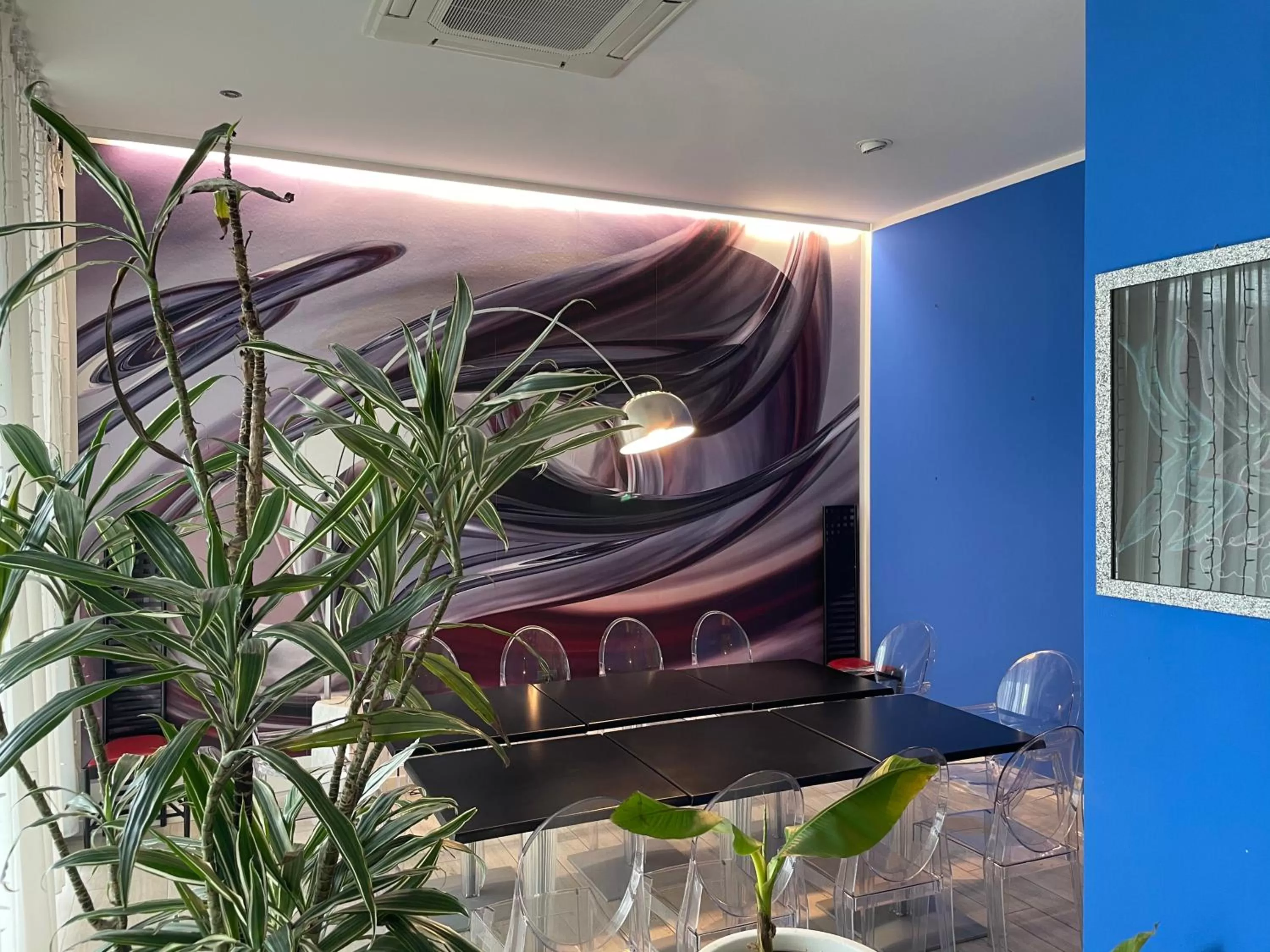 Restaurant/places to eat in Blue Shades Hotel