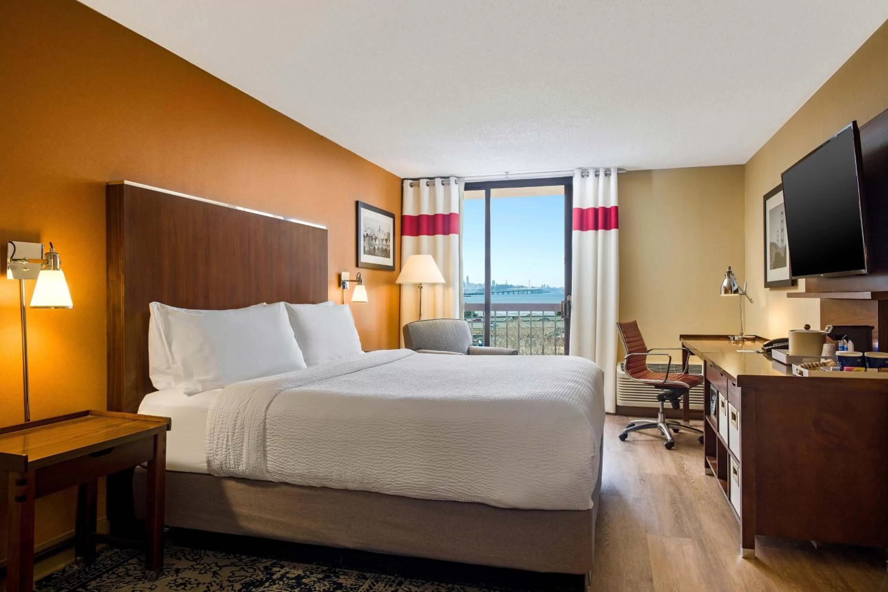 Photo of the whole room, Bed in Four Points by Sheraton - San Francisco Bay Bridge