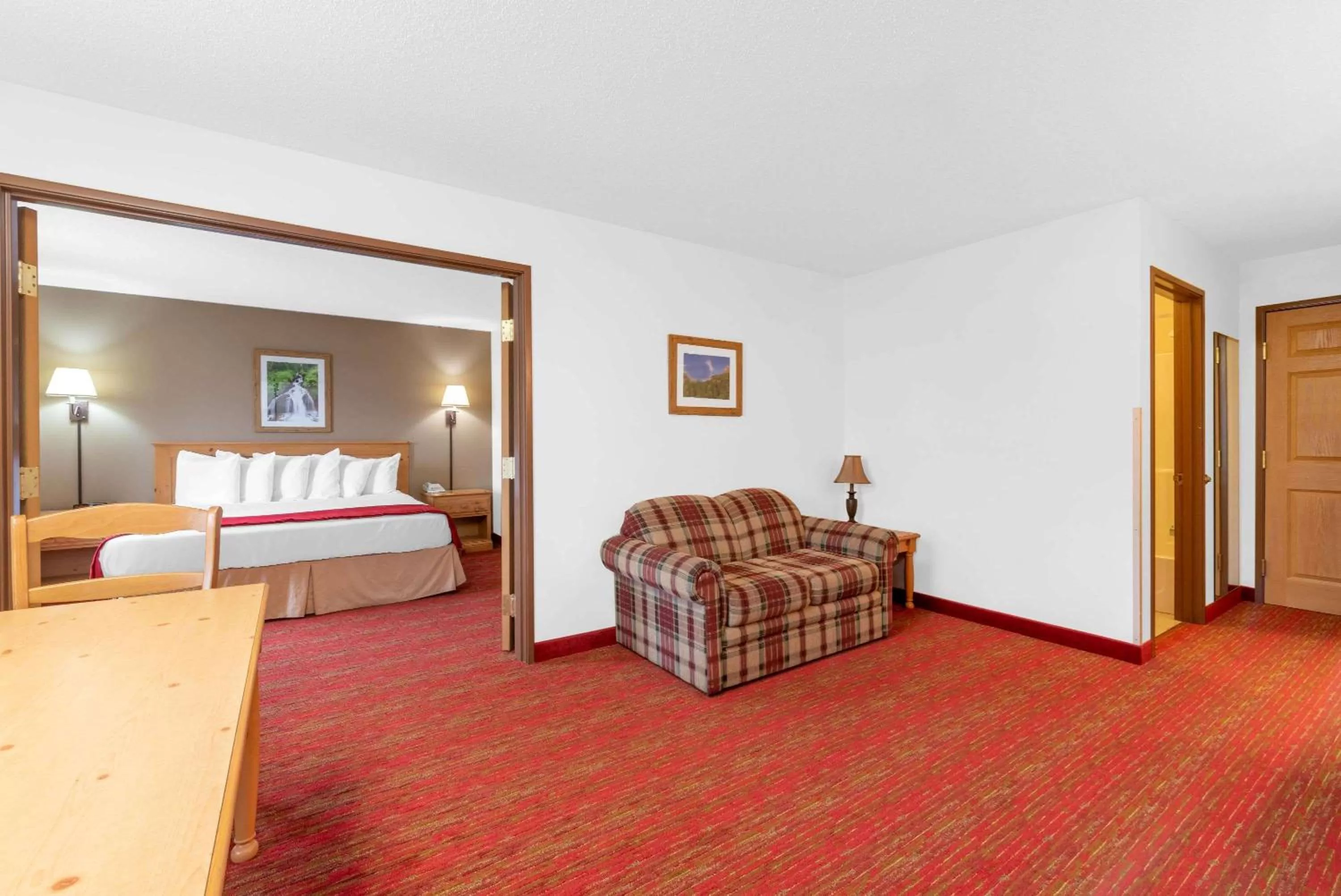Photo of the whole room, Bed in Summerset Hotel and Suites Rapid City West