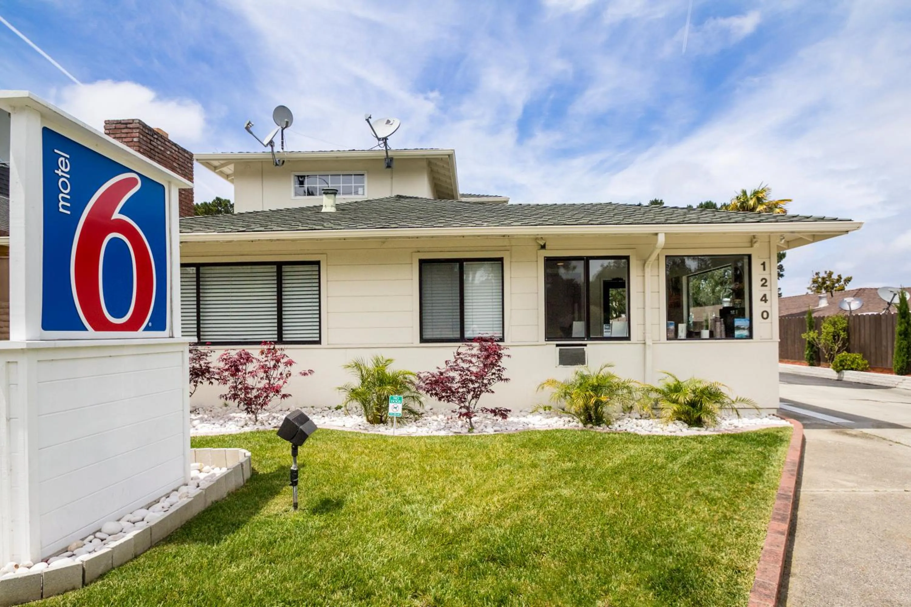 Facade/entrance, Property Building in Motel 6 - Downtown Monterey