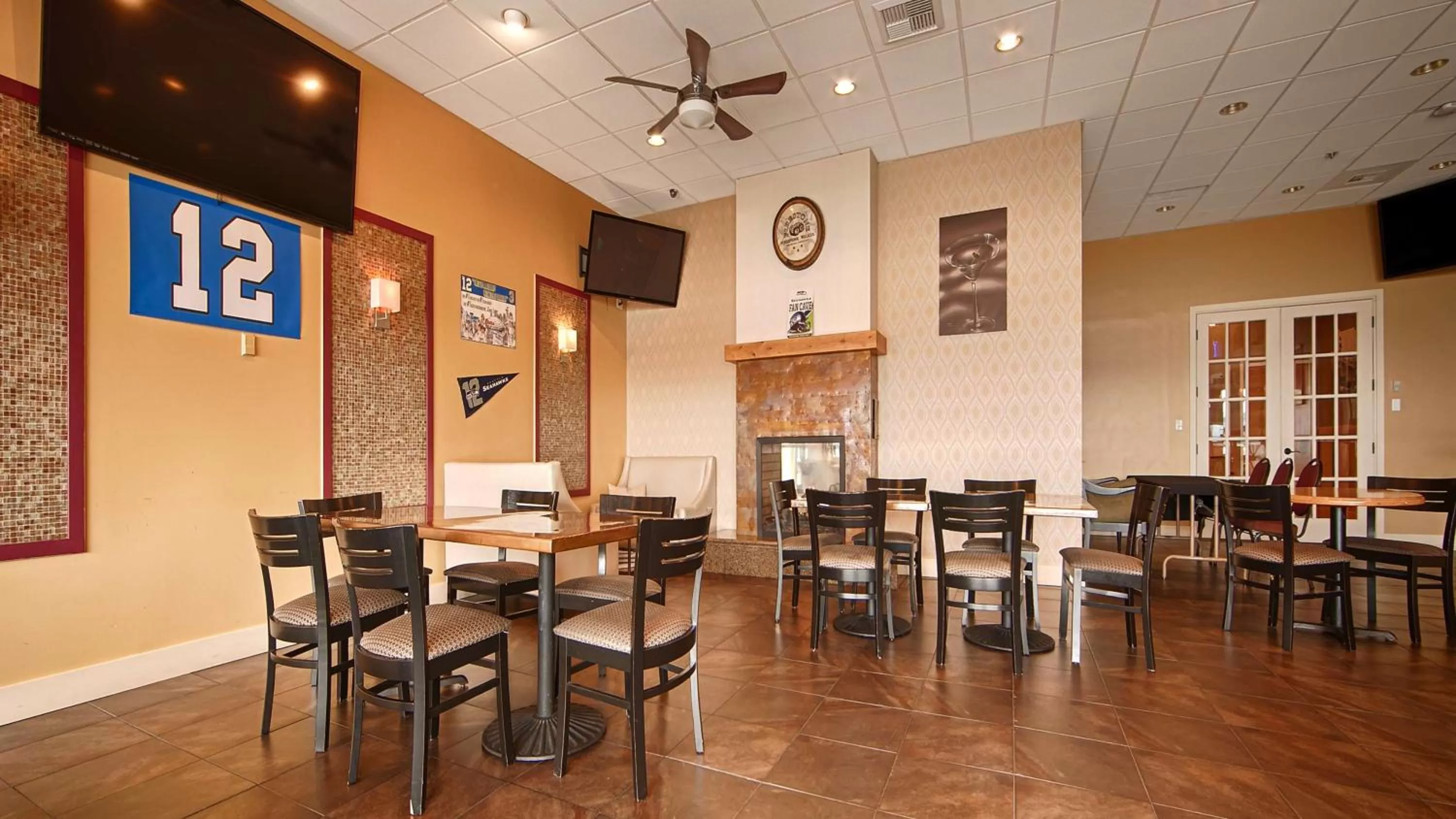 Lounge or bar in Best Western Plus Silverdale Beach Hotel