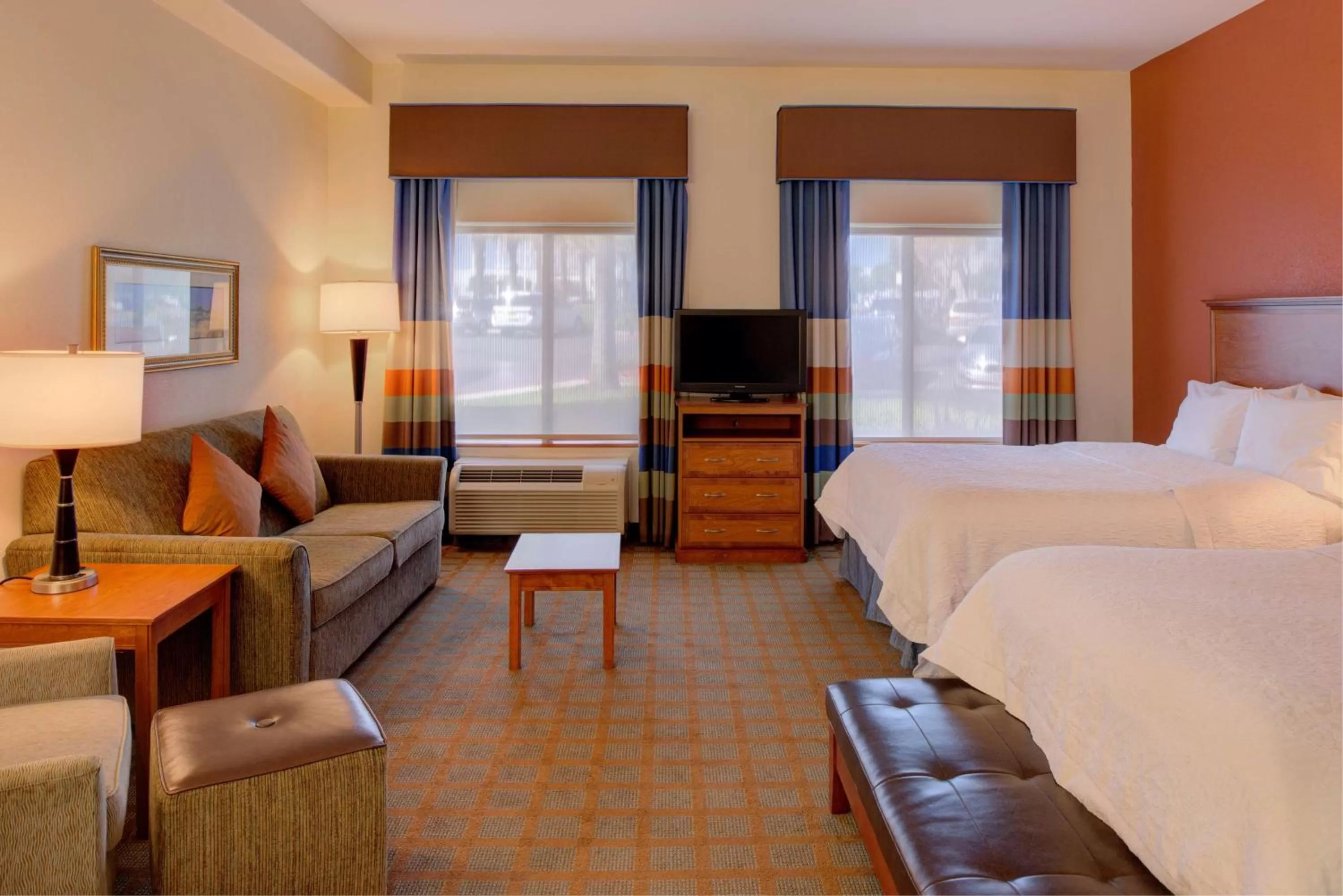 Bedroom, Bed in Hampton Inn & Suites Ontario