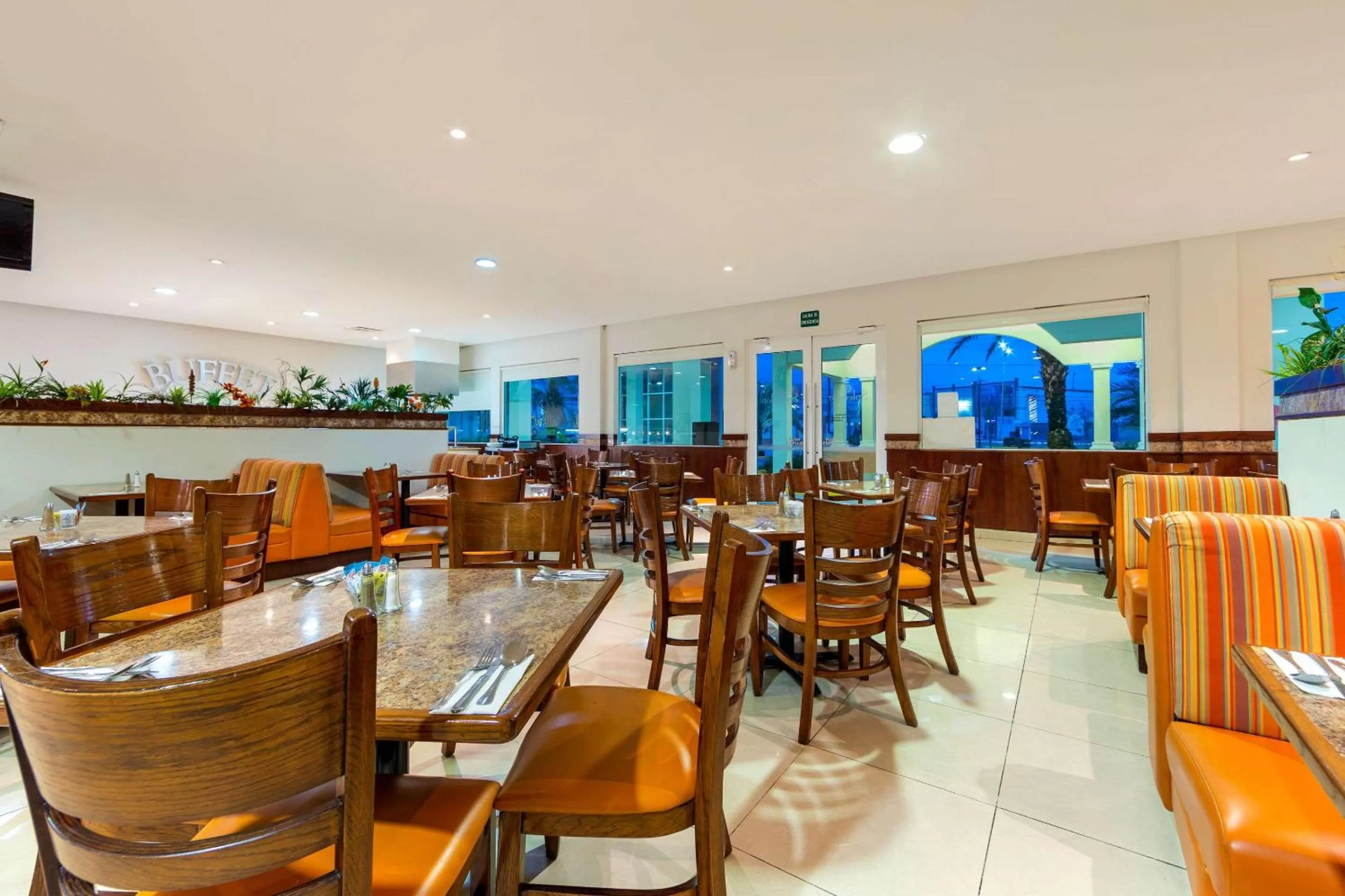 Restaurant/places to eat in Comfort Inn Monterrey Norte