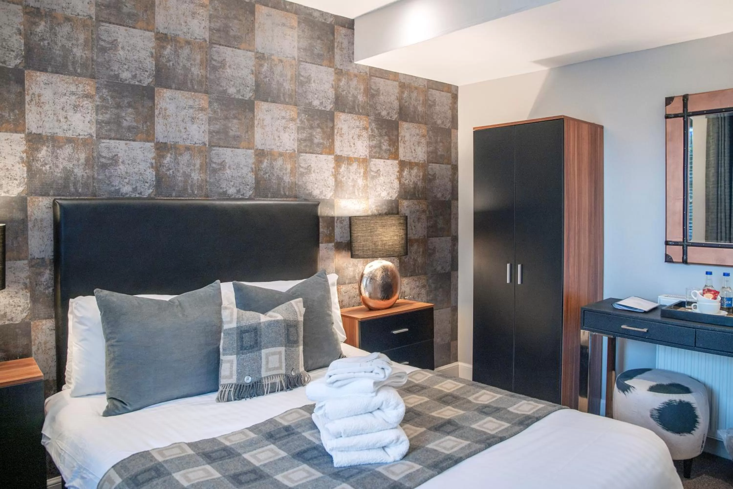 Photo of the whole room, Bed in The Allan Park