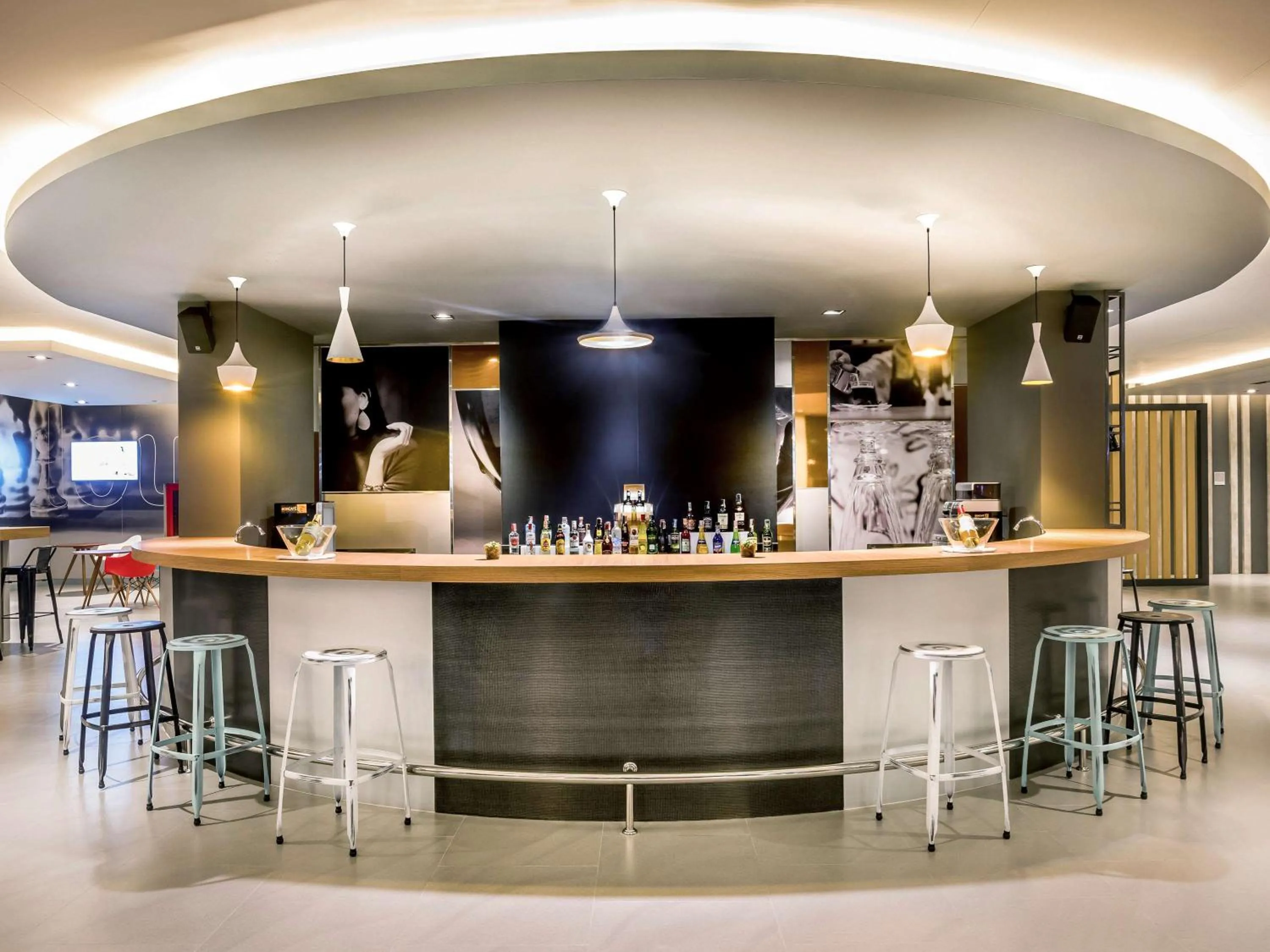 Lounge or bar in ibis Bangkok IMPACT