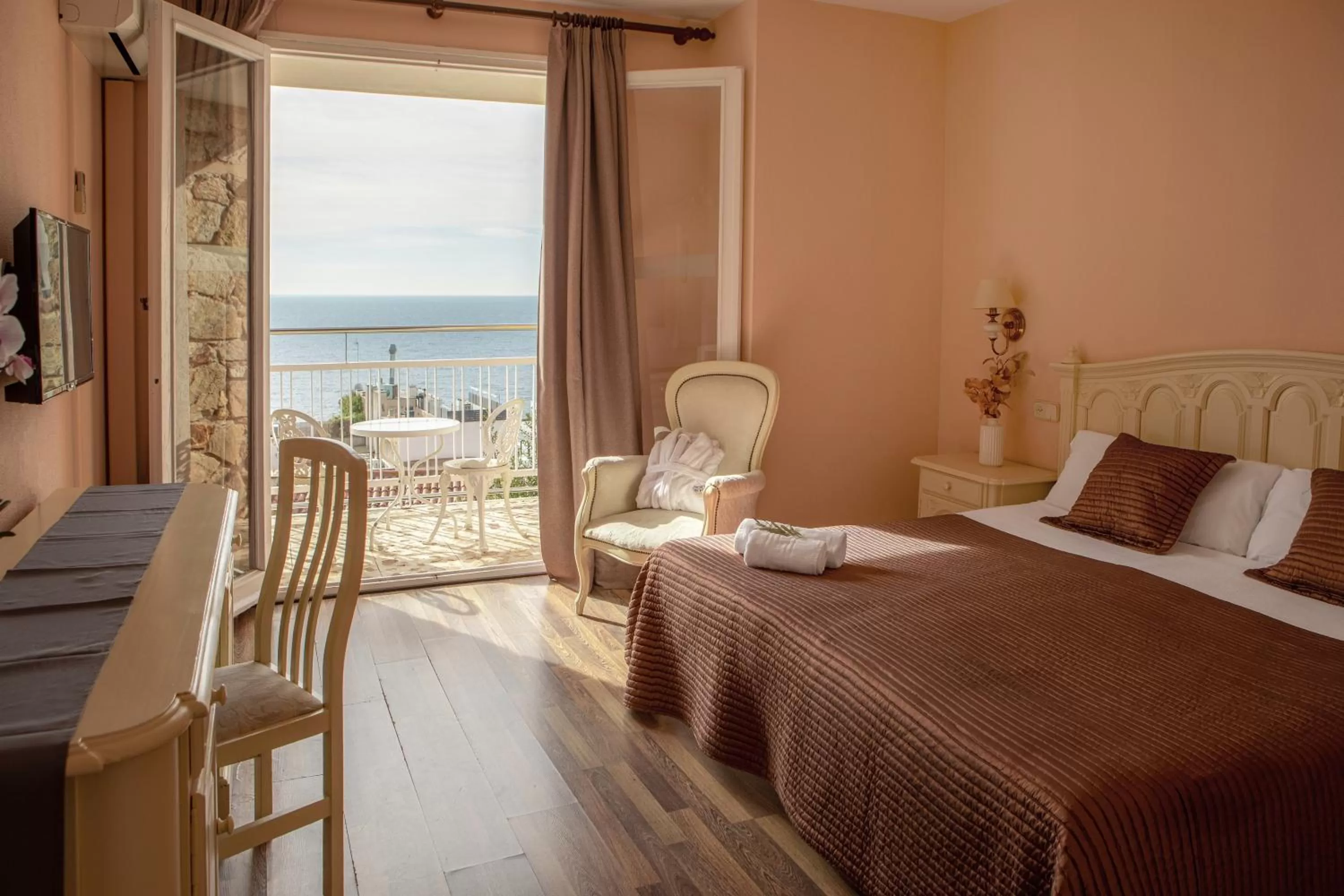 Balcony/Terrace, Bed in Hotel Roger de Flor by Seleqtta